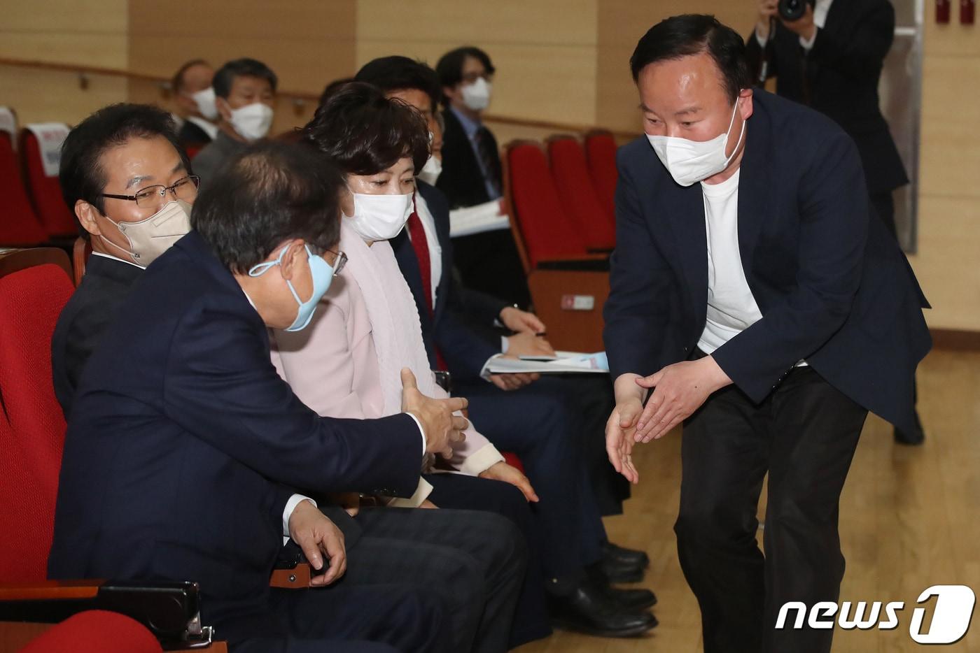 본문 이미지 - 15일 오후 대구 달서구 대구교육연수원에서 열린 대구시 신청사 주변 및 두류공원 발전 방안을 위한 정책 토론회에서 일정 관계로 조금 늦게 도착한 김재원 대구시장 경선 예비후보(오른쪽)가 먼저 도착해 맨 앞좌석에 자리를 잡은 홍준표 국민의힘 의원(대구 수성구을)에게 공손한 자세로 인사하고 있다. 2022.4.15/뉴스1 ⓒ News1 공정식 기자