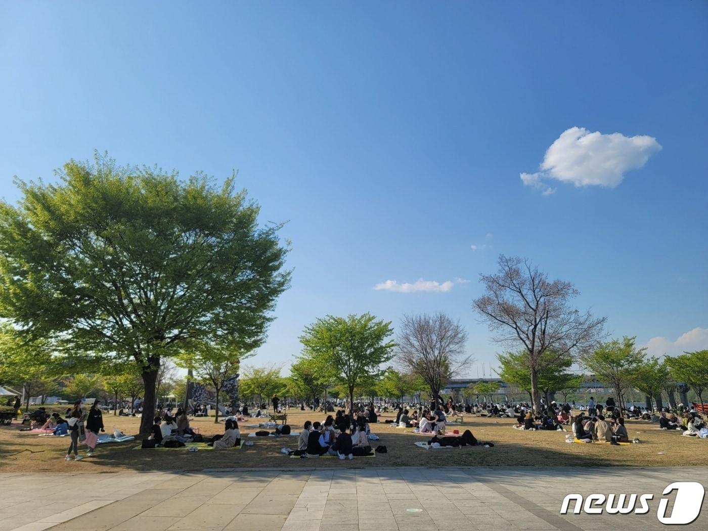 본문 이미지 - 15일 오후 여의도 한강공원에 돗자리 등을 깔고 나들이를 온 인파가 북적이고 있다. ⓒ 뉴스1