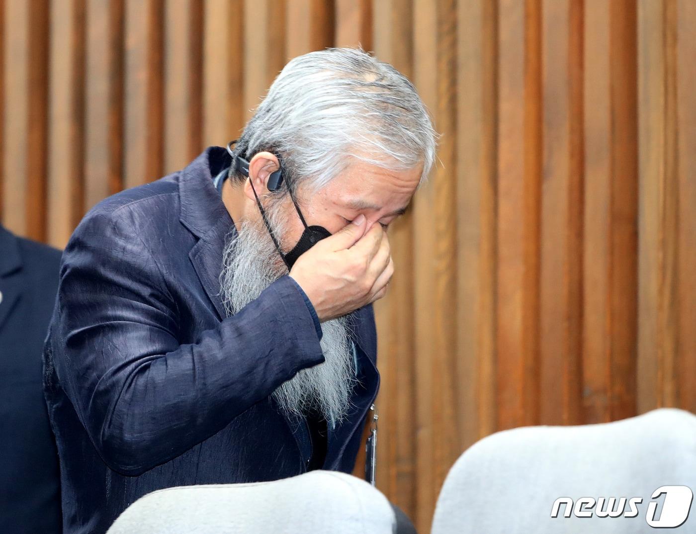 본문 이미지 - 15일 국회 본회의장에서 공군 20전투비행단 이예람 중사 사망 사건 관련 군 내 성폭력 및 2차 피해 등의 진상규명을 위한 특별검사임명 등에 관한 법륭안이 통과되었다. 방청석의 고 이예람 중사 아버지 이모씨가 퇴장하며 눈시울을 훔치고 있다. (공동취재)2022.4.15/뉴스1 ⓒ News1 허경 기자