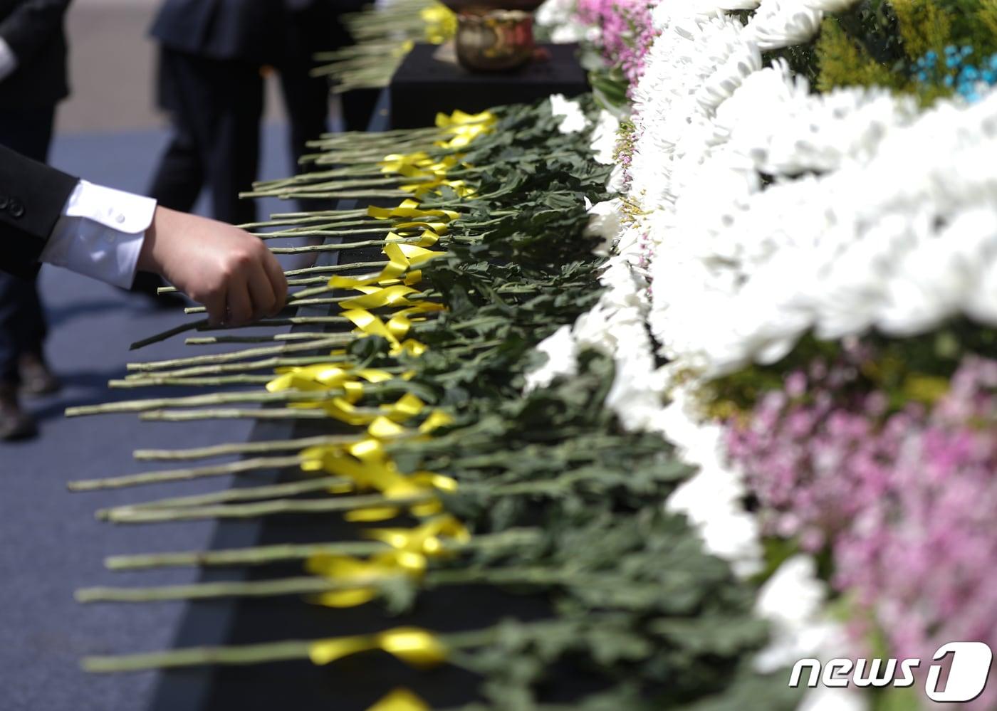 16일 인천 부평구 인천가족공원에서 열린 세월호참사 일반인 희생자 8주기 추모식에서 참가자들이 희생자들을 추모하고 있다. 2022.4.16/뉴스1 ⓒ News1 신웅수 기자