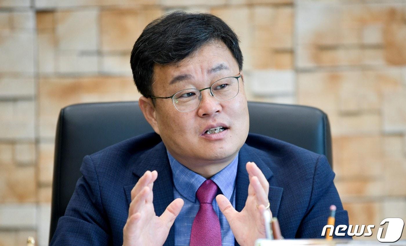 본문 이미지 - 장영수 전북 장수군수 예비후보가 뉴스1 전북취재본부와 인터뷰를 하고 있다.ⓒ 뉴스1