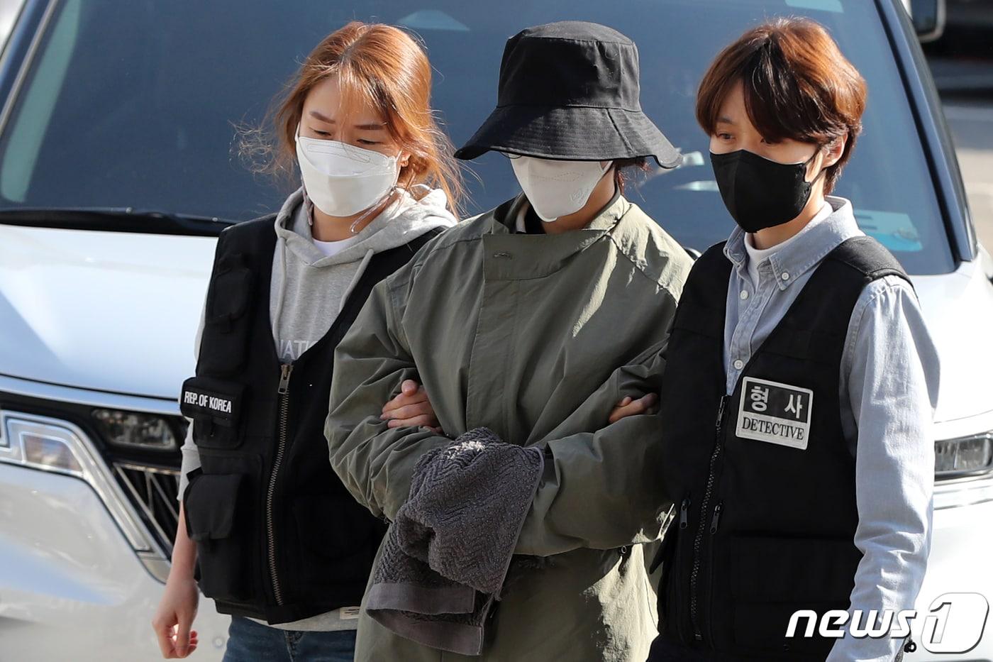 본문 이미지 - 8억대 사망보험금을 노리고 남편을 숨지게 한 혐의로 공개수배된 이은해가 고양경찰서로 인치되고 있다. 2022.4.16/뉴스1 ⓒ News1 황기선 기자