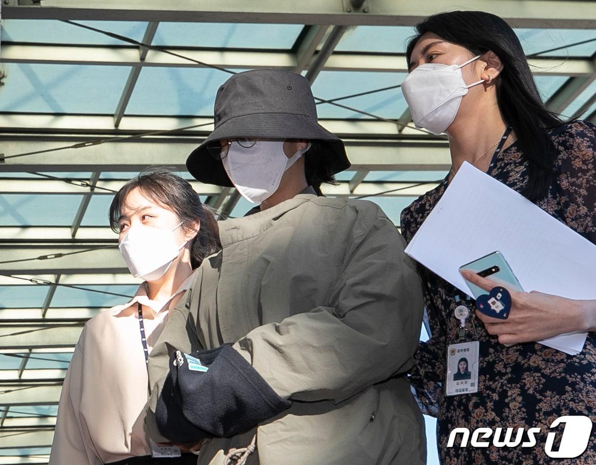 본문 이미지 - 8억대 사망보험금을 노리고 남편 A씨를 숨지게 한 혐의로 공개수배된 이은해가 16일 오후 인천지방검찰청으로 압송되고 있다. /뉴스1 ⓒ News1 신웅수 기자