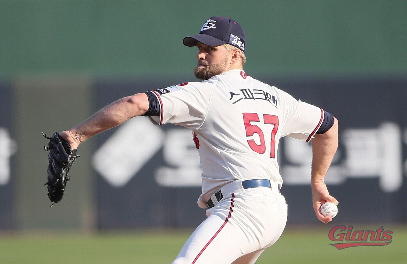 롯데 자이언츠 외국인 투수 글렌 스파크맨이 16일 KBO리그 KT 위즈전에서 4⅓이닝 5실점으로 부진했다.(롯데 자이언츠 제공) ⓒ 뉴스1