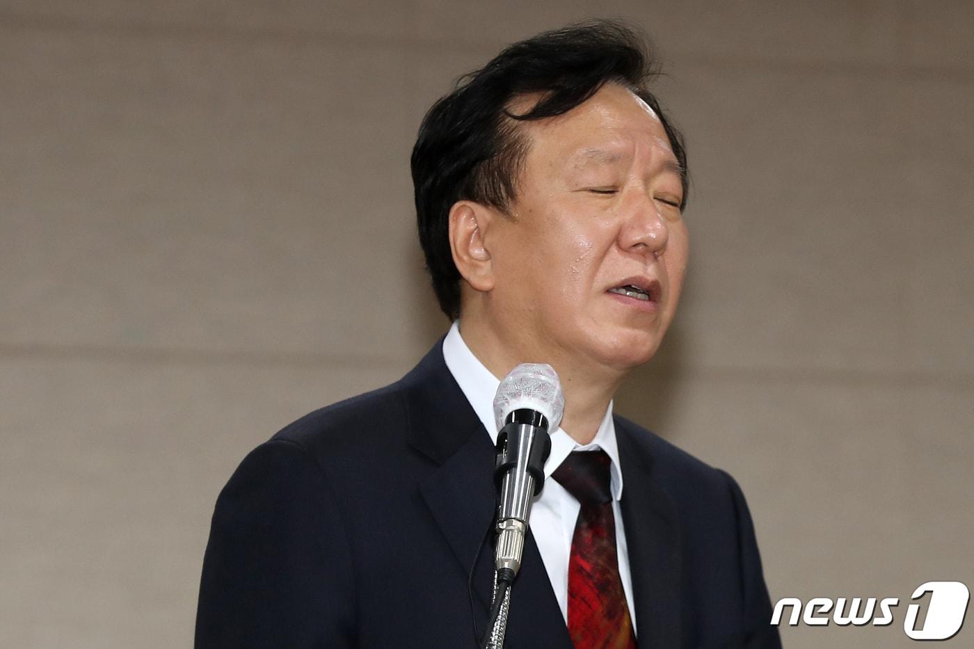 본문 이미지 - 정호영 보건복지부 장관 후보자가 17일 오후 서울 중구 국립중앙의료원에서 자녀 의과대학 편입학 특혜·병역비리 등 의혹 관련 해명 기자회견을 하고 있다. ⓒ News1 민경석 기자