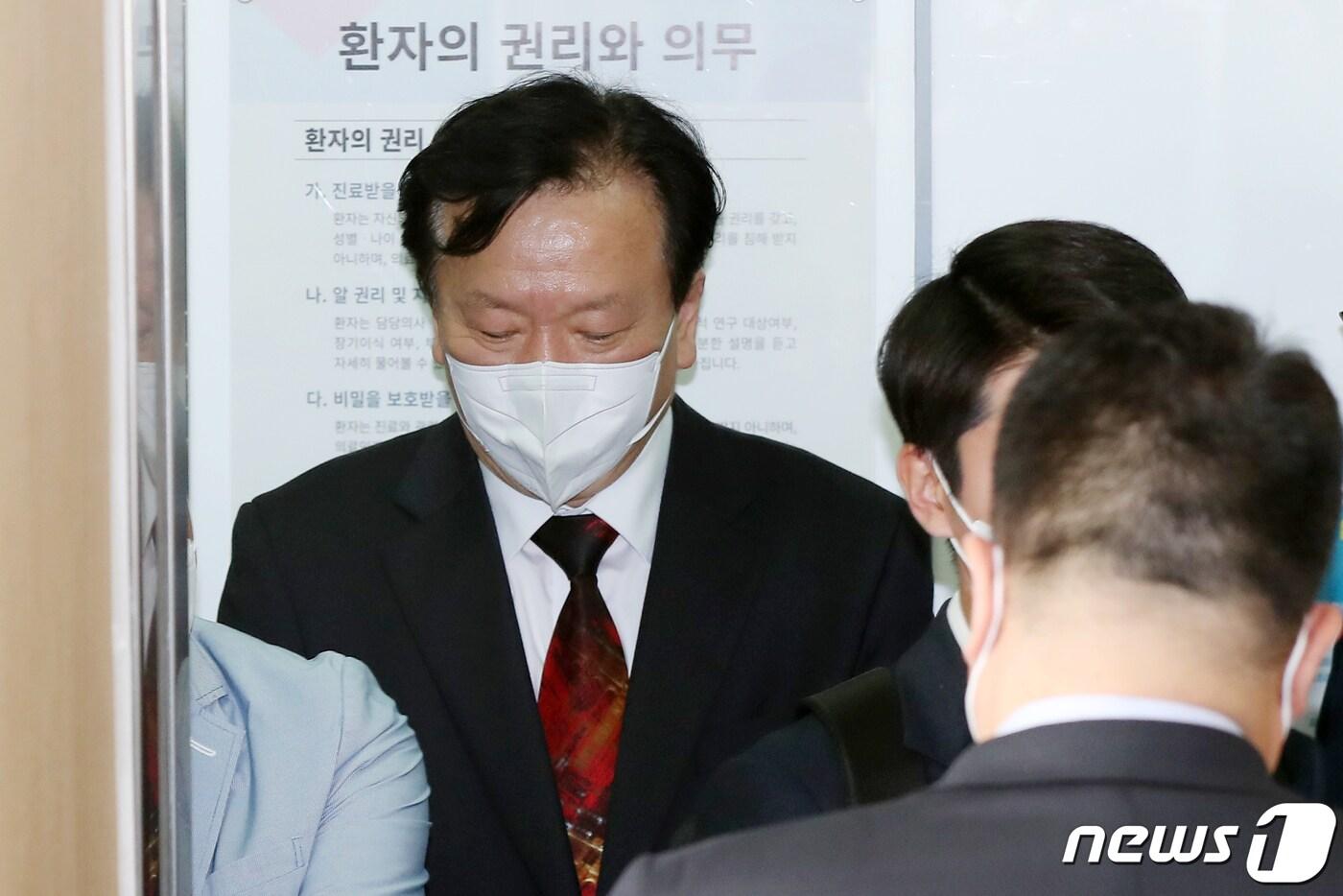 정호영 보건복지부 장관 후보자가 17일 오후 서울 중구 국립중앙의료원에서 자녀 의과대학 편입학 특혜·병역비리 등 의혹 관련 해명 기자회견을 마친 뒤 승강기에 올라 있다. 2022.4.17/뉴스1 ⓒ News1 민경석 기자