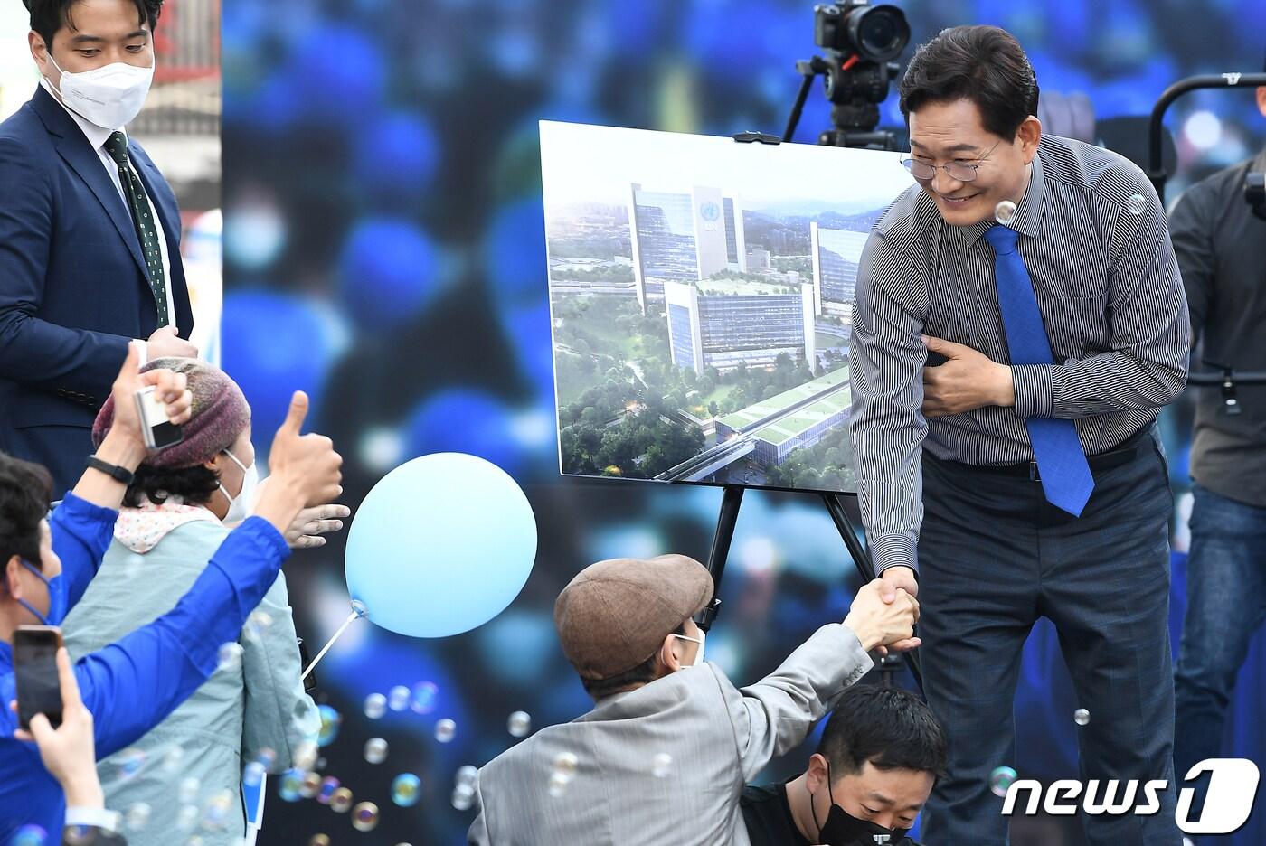 송영길 전 더불어민주당 대표가 17일 오후 서울 마포구 홍대 상상마당 앞에서 6 ·1 전국동시지방선거 서울시장 출마선언 기자회견을 마친 후 지지자와 악수하고 있다. (공동취재) 2022.4.17/뉴스1 ⓒ News1 이재명 기자