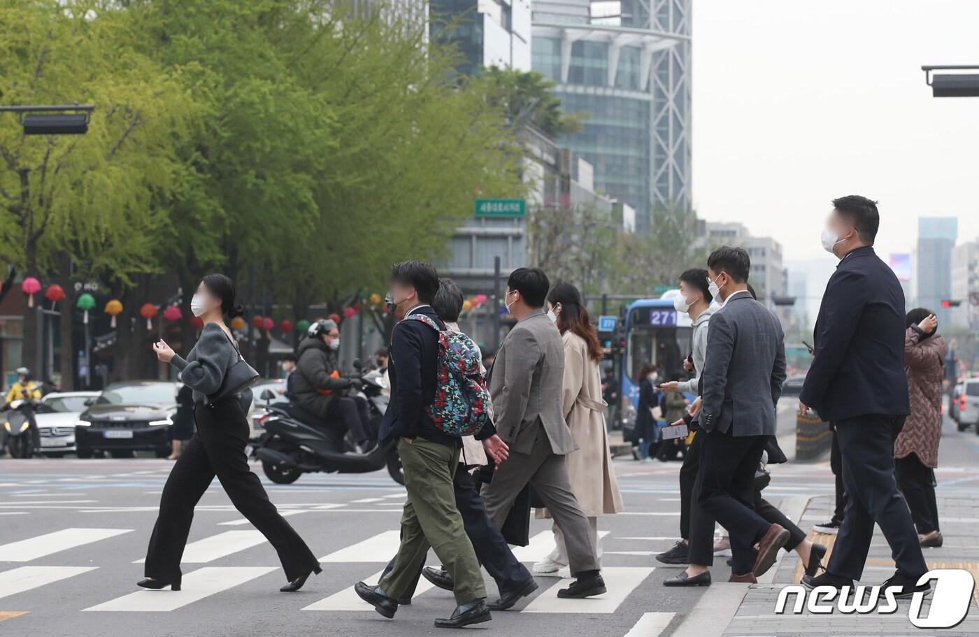본문 이미지 - 신종 코로나바이러스 감염증(코로나19) 확산을 막기위해 2년여 전 시행했던 사회적 거리두기가 해제된 18일 서울 종로구 광화문 네거리에서 마스크를 쓴 시민들이 출근을 하고 있다.  2022.4.18/뉴스1 ⓒ News1 송원영 기자