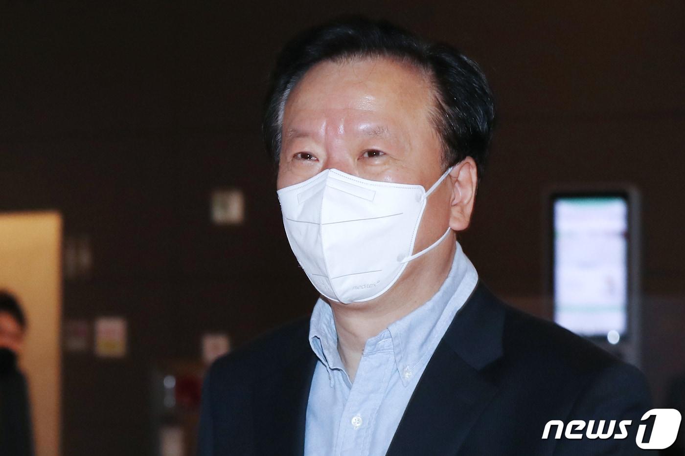 본문 이미지 - 정호영 보건복지부 장관 후보자가 18일 오전 서울 서대문구 국민건강보험공단에 마련된 인사청문회 준비 사무실로 출근하고 있다. 2022.4.18/뉴스1 ⓒ News1 민경석 기자