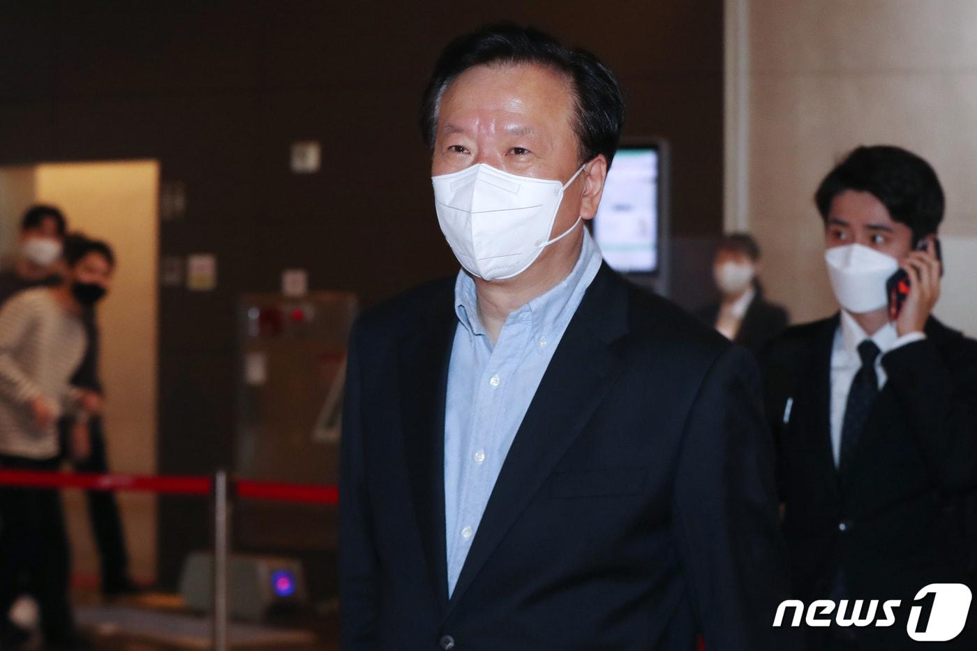 본문 이미지 - 정호영 보건복지부 장관 후보자가 18일 오전 서울 서대문구 국민건강보험공단에 마련된 인사청문회 준비 사무실로 출근하고 있다. 2022.4.18/뉴스1 ⓒ News1 민경석 기자