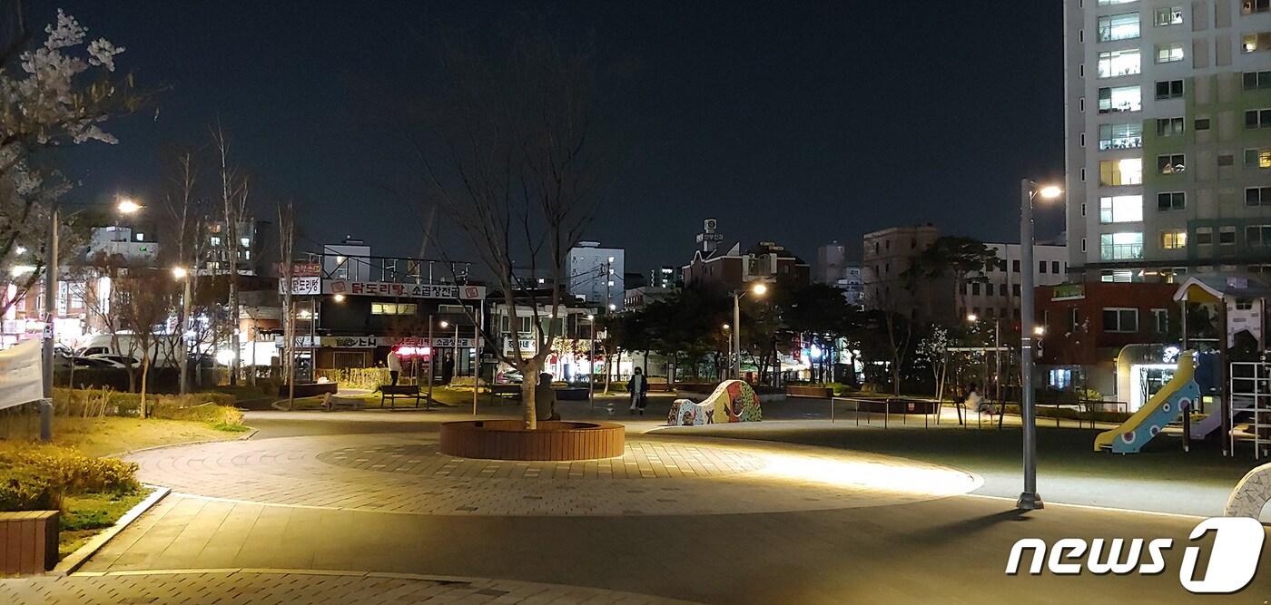 본문 이미지 - 양천구 단지어린이 공원에 설치된 스마트 공원등 전경(양천구제공)ⓒ 뉴스1
