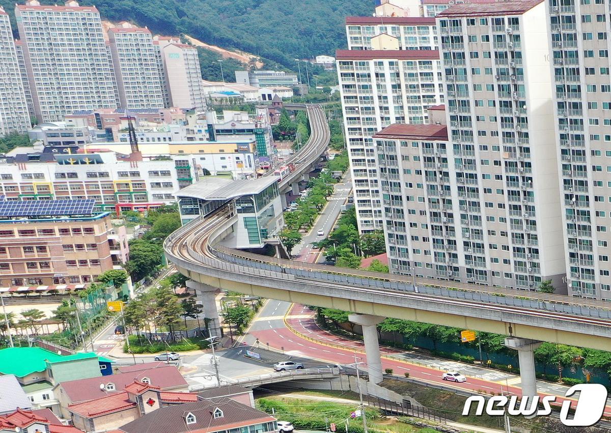 본문 이미지 - 경남 김해시가 부산김해경전철 삼계역 신설을 추진하고 있는 가운데 주민들의 기대감이 높아고 지고 있다. 사진은 부산김해경전철 김해방면 종점인 가야대역 주변 전경. (김해시 제공) ⓒ 뉴스1