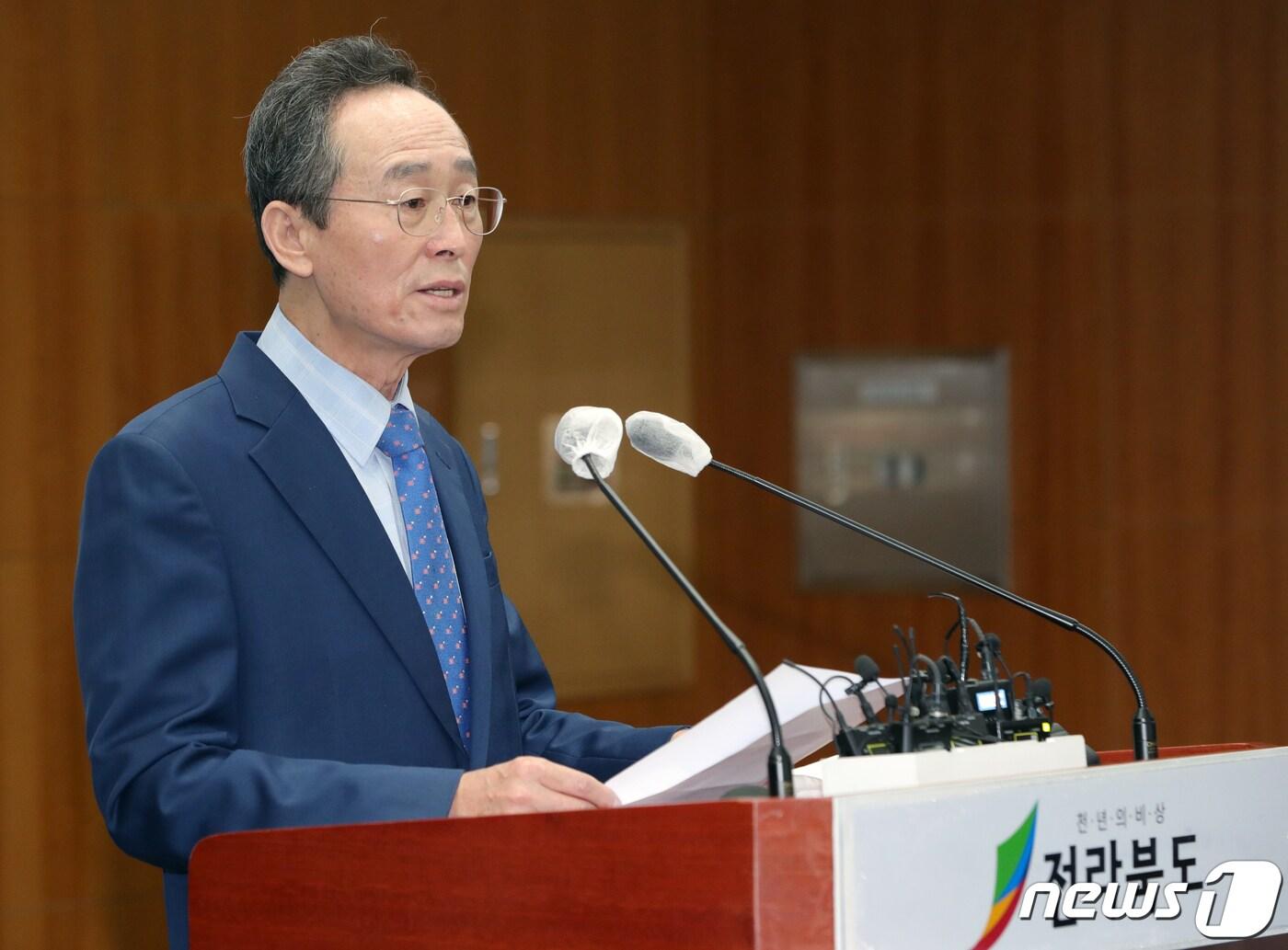 본문 이미지 - 송하진 전북도지사가 18일 전북 전주시 전북도청에서 더불어민주당 전북지사 후보자 공천심사 컷오프(공천 배제) 관련 기자회견을 하고 있다. 2022.4.18/뉴스1 ⓒ News1 유경석 기자