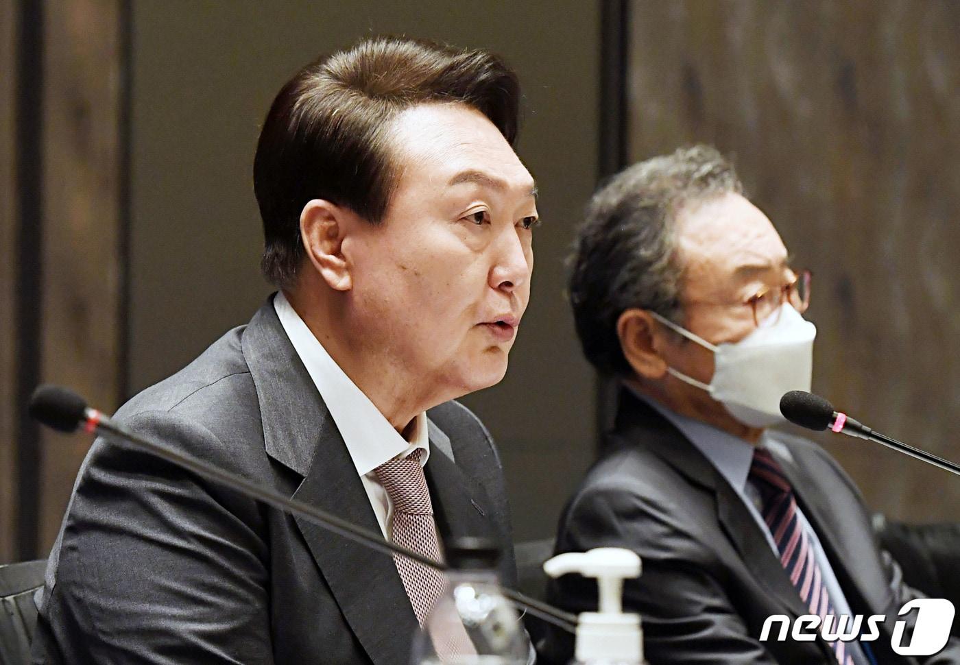 본문 이미지 - 윤석열 대통령 당선인이 18일 오후 서울 종로구 포시즌스 호텔에서 열린 서울국제포럼(SFIA) '복합위기 극복과 글로벌 중추국가 도약을 향한 경제안보 구상' 정책 간담회에 참석해 축사하고 있다. 2022.4.18/뉴스1 ⓒ News1 인수위사진기자단
