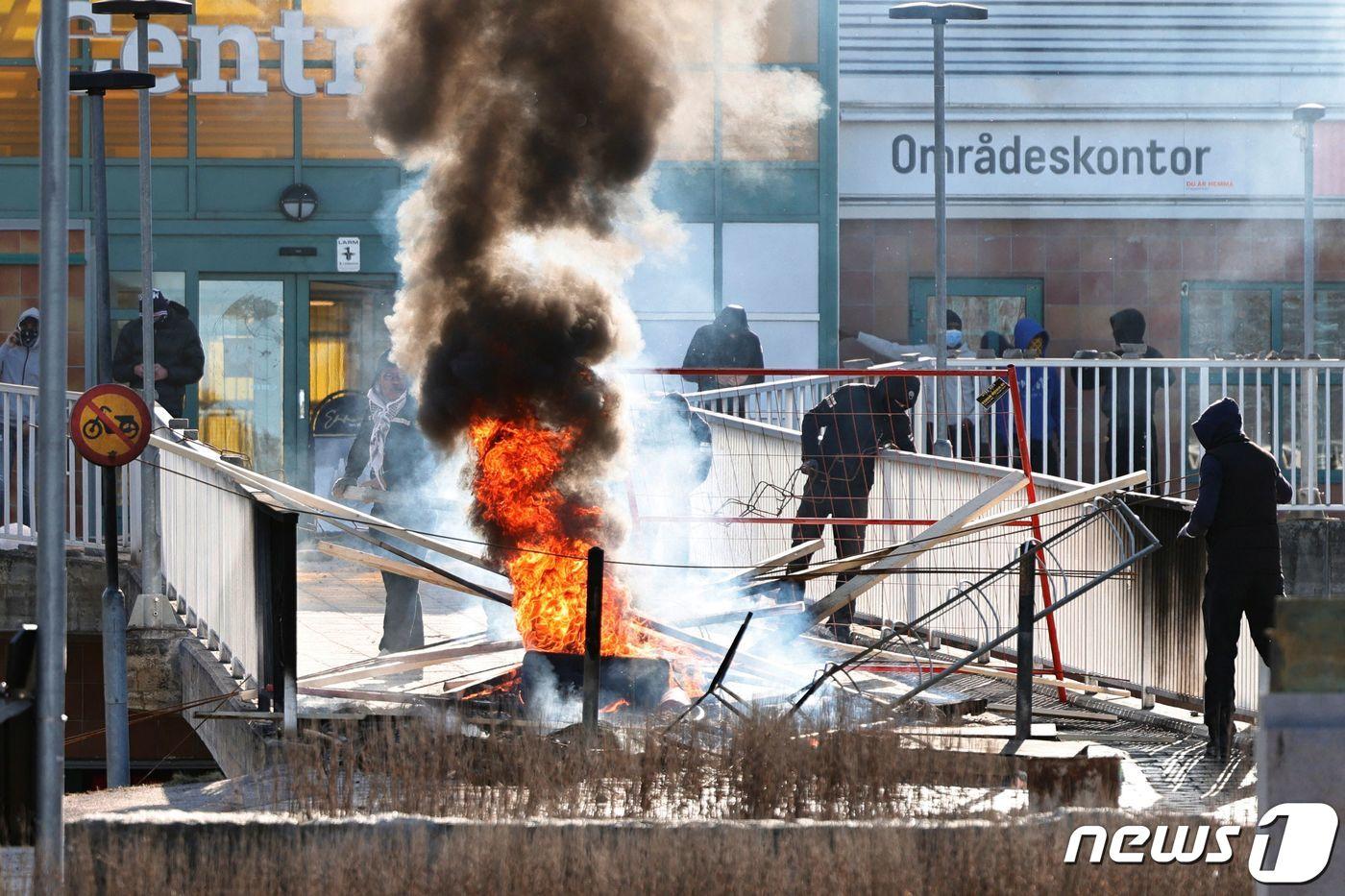 이슬람 경전 꾸란을 소각하는 극우단체의 폭동을 진압하는 과정에서 세 명이 다쳤다. ⓒ AFP=뉴스1 ⓒ News1 이서영 기자
