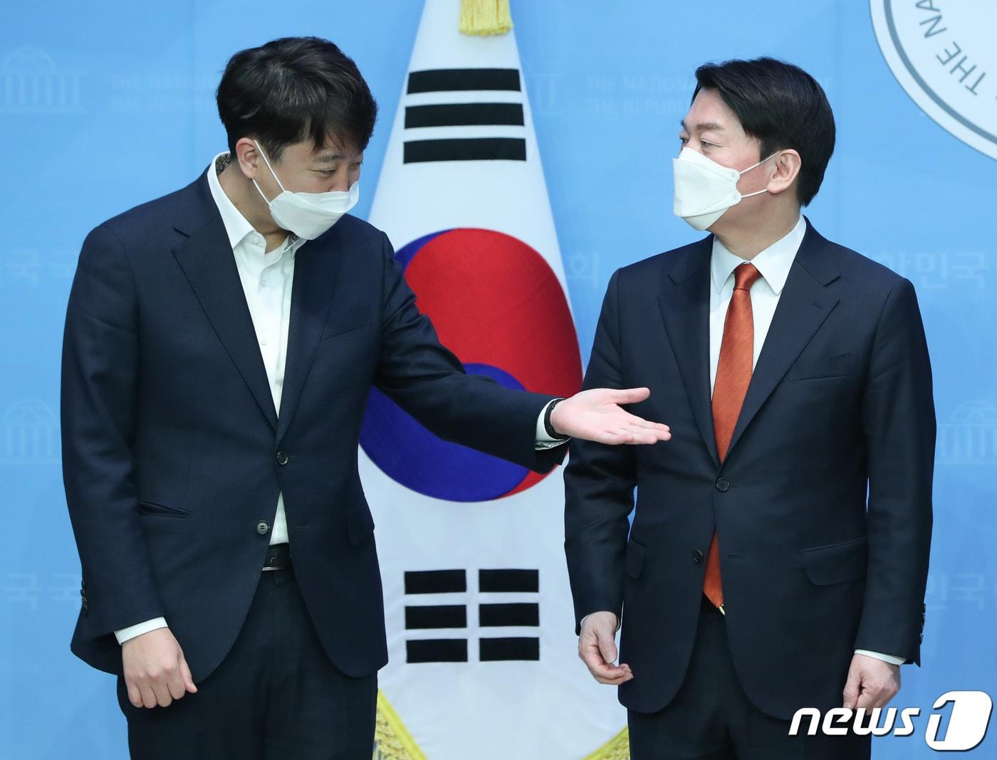 본문 이미지 - 이준석 국민의힘 대표와 안철수 국민의당 대표가 2022년 4월 18일 서울 여의도 국회 소통관에서 기자회견을 열고 합당을 선언하고 있다. ⓒ News1 허경 기자