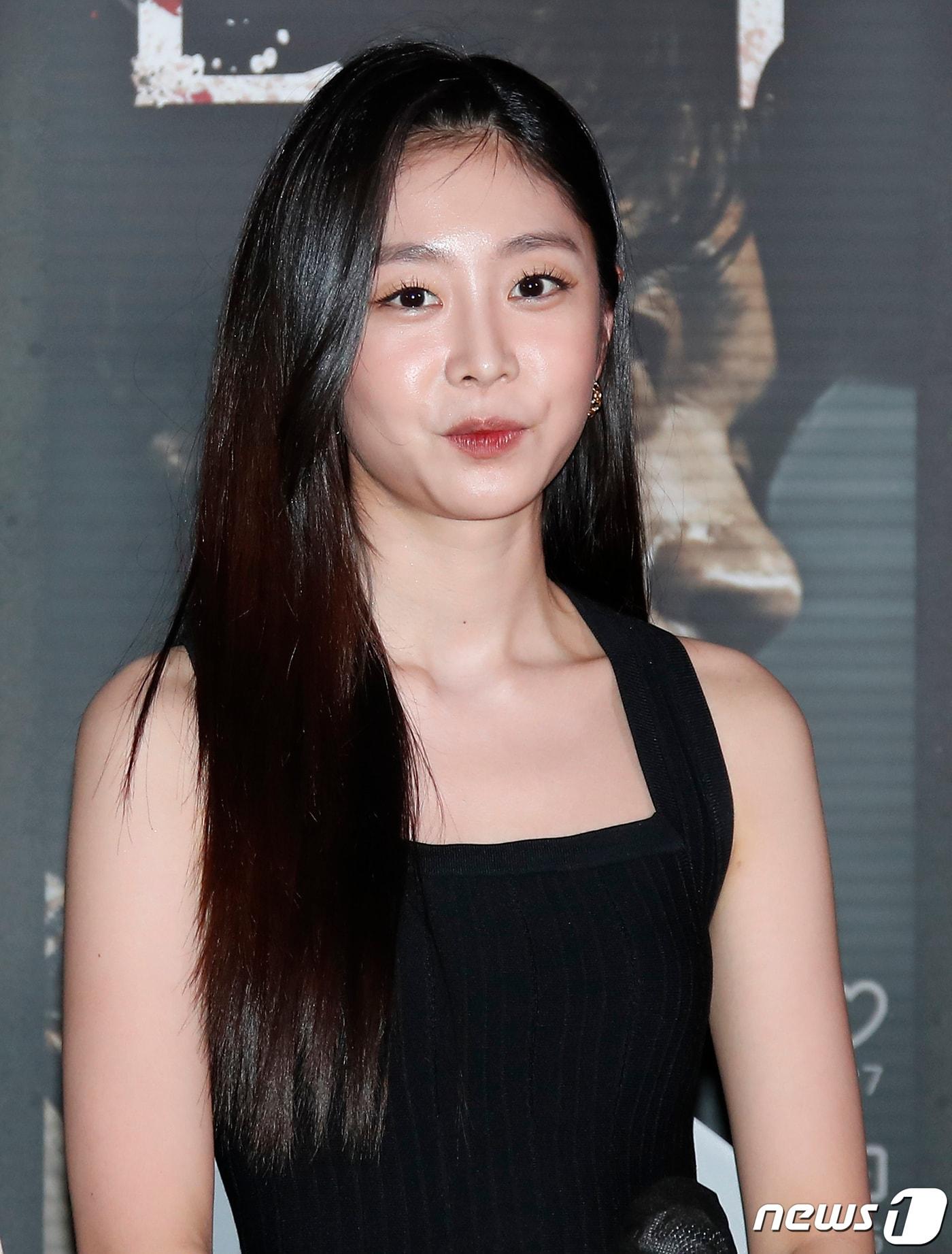 본문 이미지 - 러블리즈 출신 배우 서지수가 18일 오후 서울 강남구 코엑스에서 열린 '서울괴담' 언론시사회에서 매력을 발산하고 있다. 서울괴담‘은 복수, 욕망, 저주에서 시작된 죽음보다 더한 공포를 선사하는 괴이하고 기이한 10가지 이야기를 다룬 옴니버스이다. 2022.4.18/뉴스1 ⓒ News1 권현진 기자