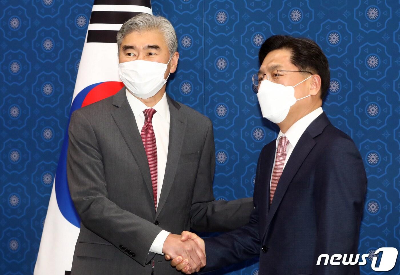 본문 이미지 - 노규덕 외교부 한반도평화교섭본부장(오른쪽)과 성 김 미국 국무부 대북특별대표가 18일 오후 정부서울청사 별관에서 한미 북핵수석대표 협의에 임하기에 앞서 악수하고 있다. (공동취재) 2022.4.18/뉴스1 ⓒ News1 김명섭 기자
