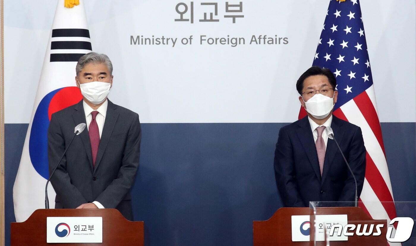 본문 이미지 - 노규덕(오른쪽) 외교부 한반도평화교섭본부장과 성 김 미국 국무부 대북특별대표./뉴스1 ⓒ News1 김명섭 기자