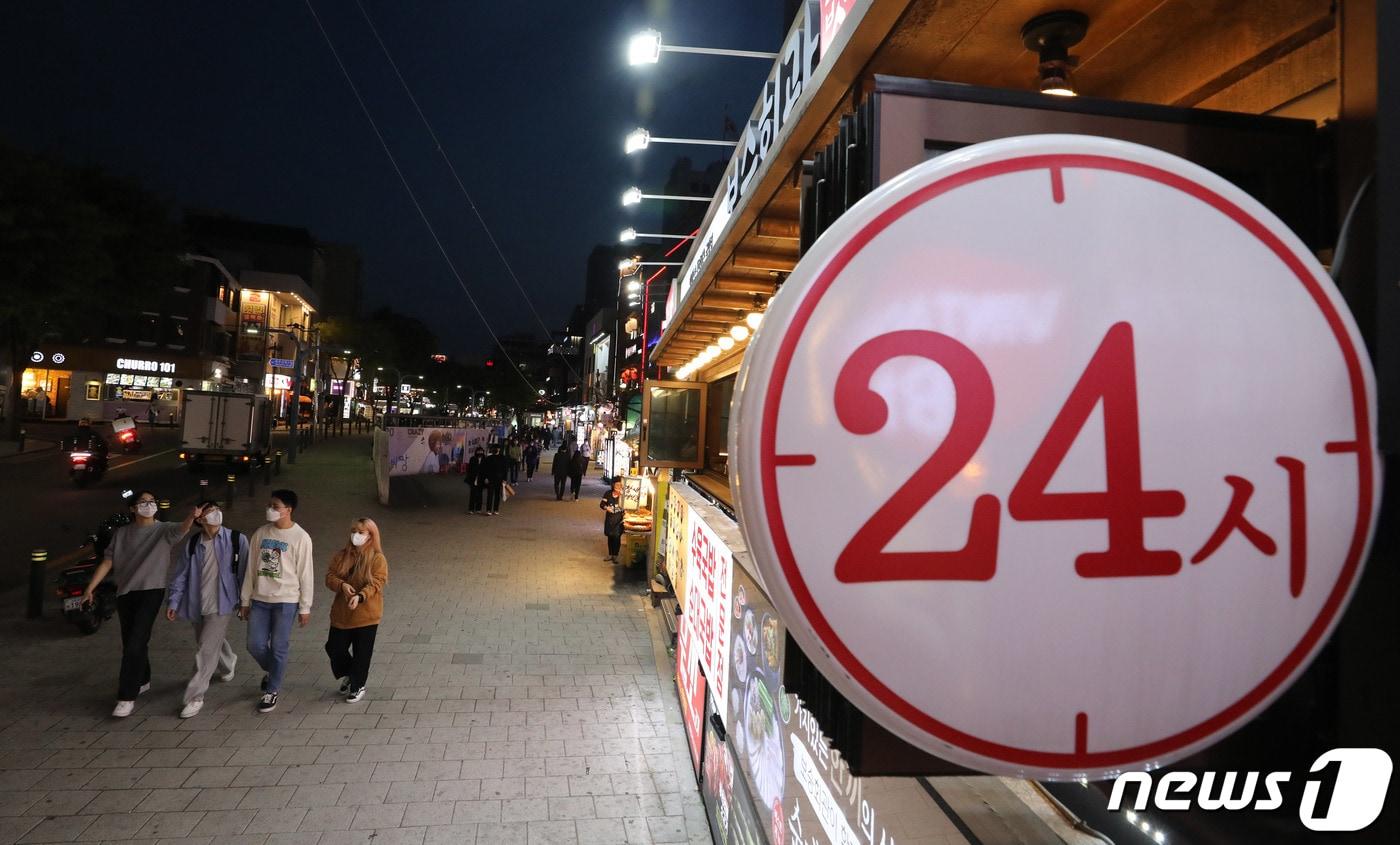 서울 홍대거리의 한 음식점 입구 (사진은 기사 내용과 직접적인 관련 없음) ⓒ News1 박세연 기자