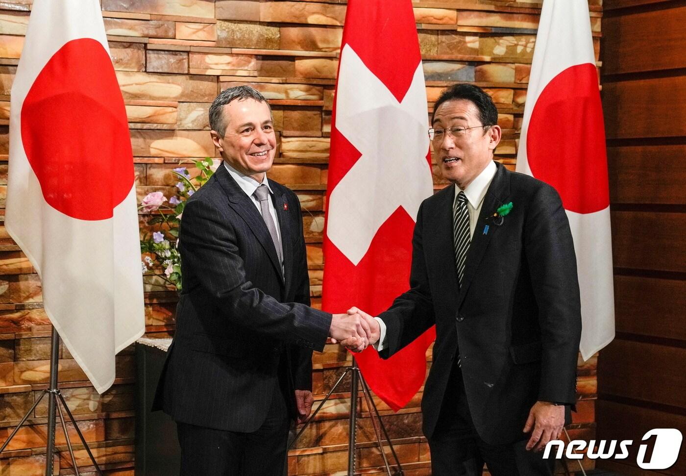18일 이냐치오 카시스 스위스 대통령과 기시다 후미오 일본 총리가 도쿄 총리 관저에서 회담을 시작하며 악수하고 있다. 2022.04.18/뉴스1 ⓒ 로이터=뉴스1 ⓒ News1 김민수 기자