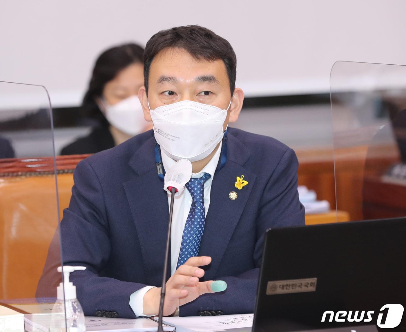 본문 이미지 - 김용민 더불어민주당 의원이 18일 저녁 검찰청법과 형사소송법 등 '검수완박' 관련 법사위 소위원회가 열린 18일 서울 여의도 국회 법사위 전체 회의실에서 의사진행발언을 하고 있다. (공동취재)2022.4.18/뉴스1 ⓒ News1 허경 기자