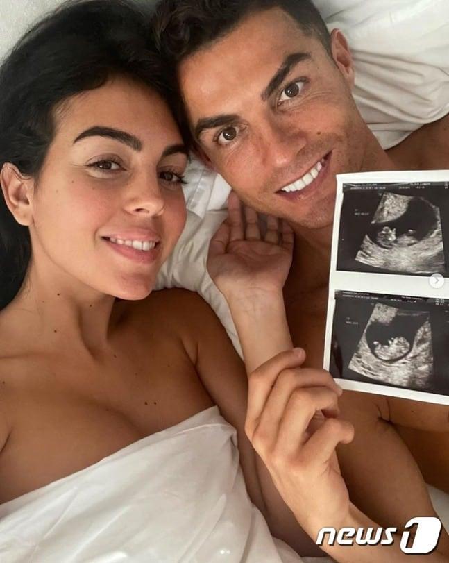 본문 이미지 - 크리스티아누 호날두와 그의 연인 조지나 로드리게스의 쌍둥이 중 아들이 사망했다. 사진은 지난해 10월 둘의 임신 소식을 전한 게시물. ⓒ 뉴스1 (호날두 공식 SNS 캡쳐 갈음)