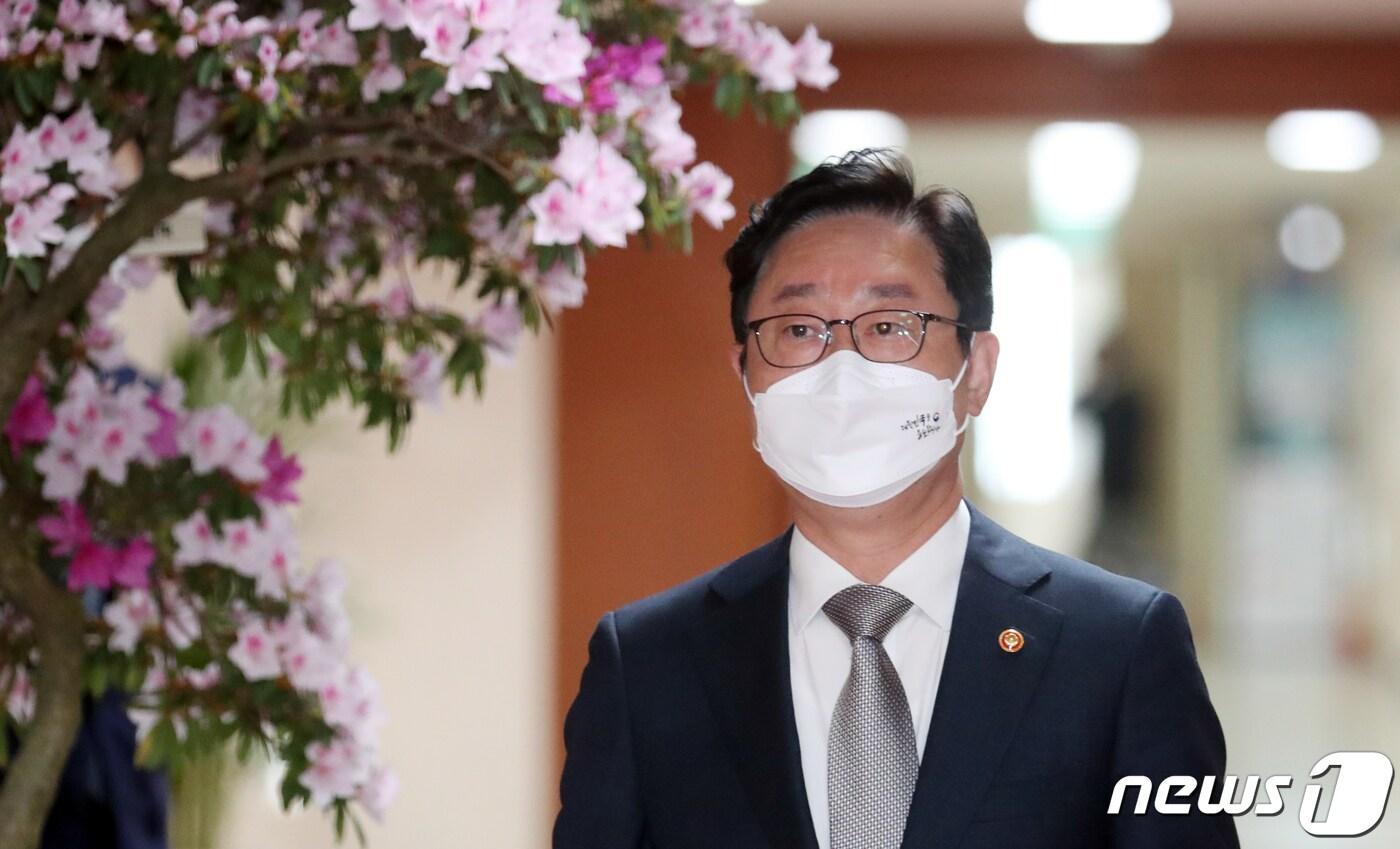 본문 이미지 - 박범계 법무부 장관이 19일 서울 종로구 세종대로 정부서울청사에서 열린 영상 국무회의에 참석하고 있다. 2022.4.19/뉴스1 ⓒ News1 김명섭 기자