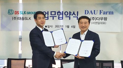 본문 이미지 - 이 제이슨 대송(DS) SLK 회장(오른쪽), 서권일교수(왼쪽)가 지난 1월 대송 SLK 본사에서 세계 최초 발효헛개를 이용한 숙취해소음료 공동 개발 및 해외 진출을 위한 업무협약을 맺었다.ⓒ 뉴스1