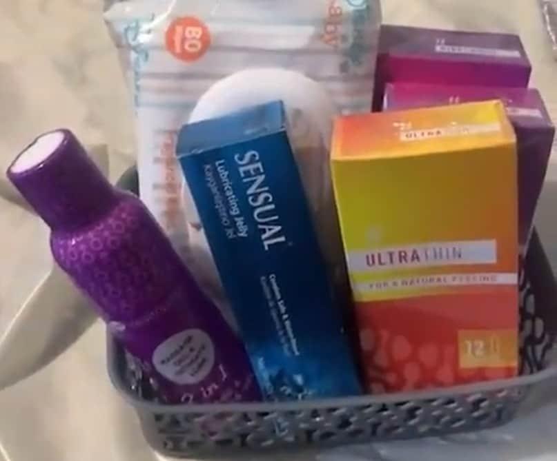 본문 이미지 - 자담손이 아들의 16번째 생일을 맞아 선물한 '성관계 키트'. (틱톡 갈무리) ⓒ 뉴스1