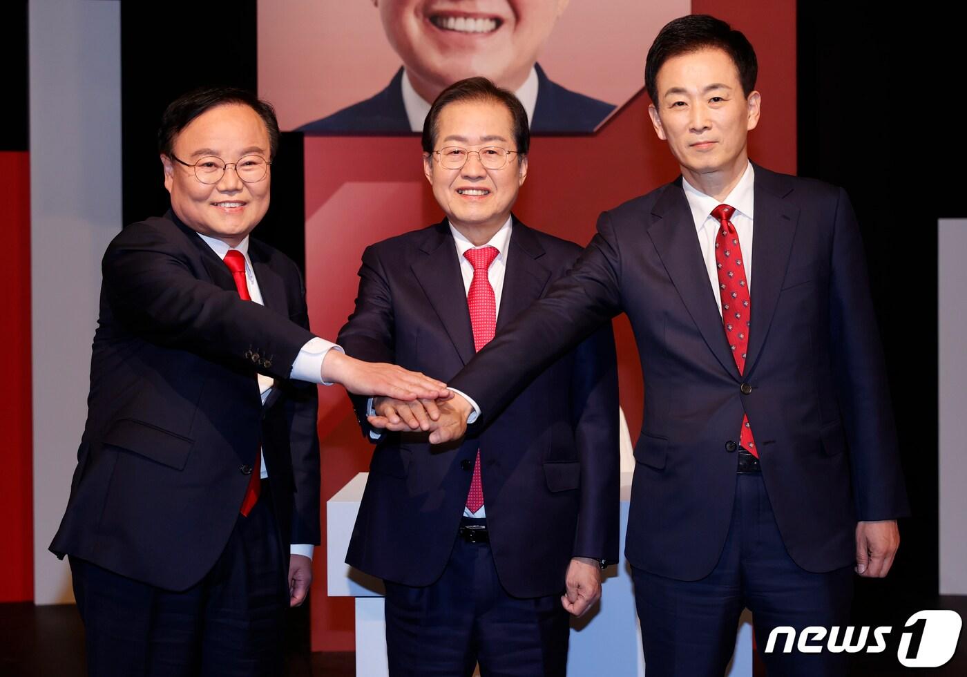 본문 이미지 - 지난해 4월 19일 오후 대구 수성구 TBC 대구방송에서 열린 '제8회 지방선거 국민의힘 대구시장 후보 토론회'에서 김재원·홍준표·유영하 예비후보(왼쪽부터)가 본격적인 토론에 앞서 기념촬영을 하고 있는 모습. ⓒ News1 공정식 기자