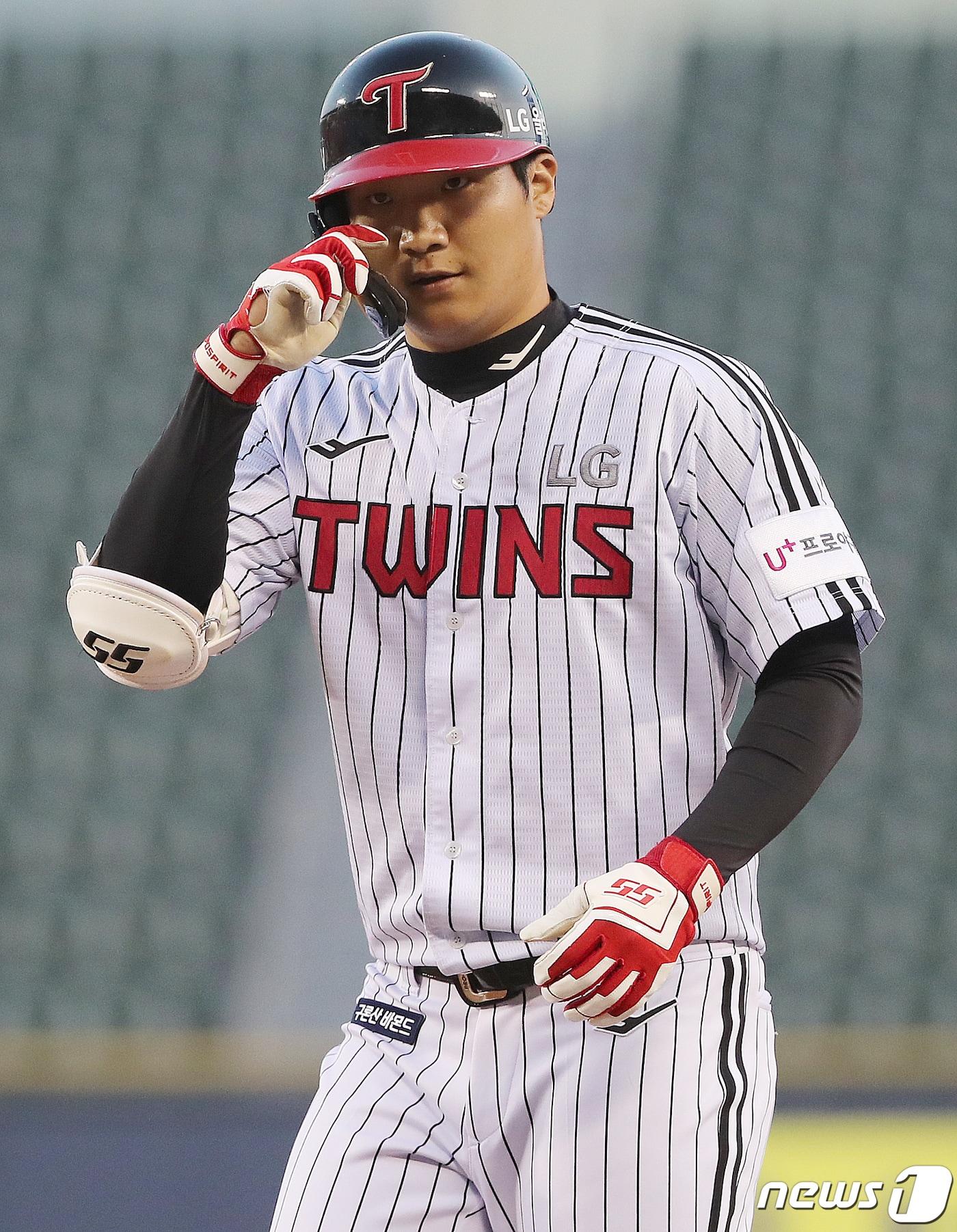 본문 이미지 - 19일 오후 서울 송파구 잠실야구장에서 열린 ‘2022 신한은행 SOL KBO리그’ kt위즈와 LG트윈스의 경기, LG 문보경이 2회말 1사 안타를 친 후 더그아웃을 향해 세리머니를 하고 있다. 2022.4.19/뉴스1 ⓒ News1 김진환 기자