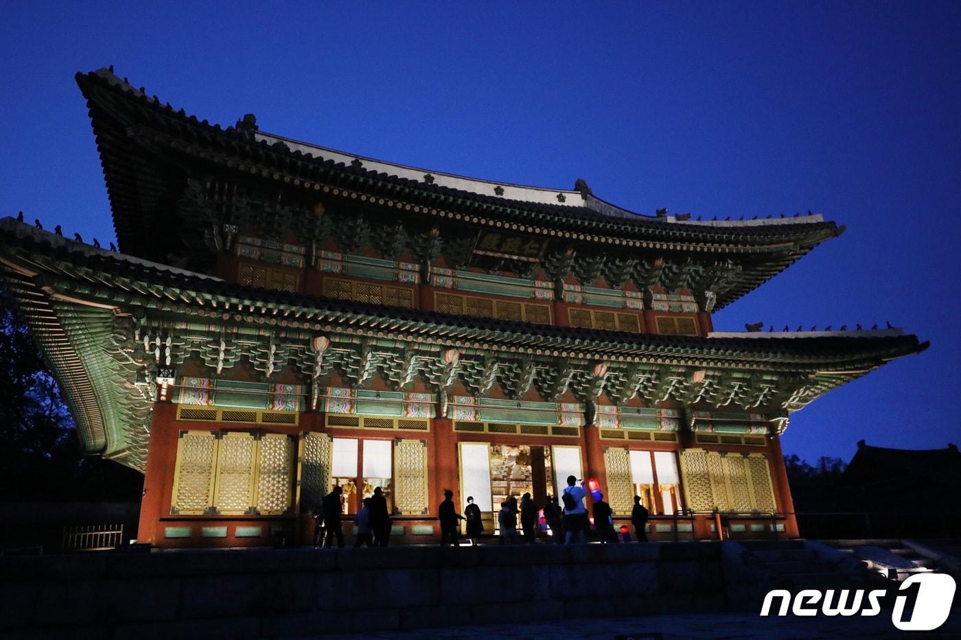 본문 이미지 - 지난 4월 창덕궁에서 열린 달빛기행 사전행사 당시 모습. (뉴스1 DB)  2022.4.19/뉴스1 ⓒ News1 임세영 기자