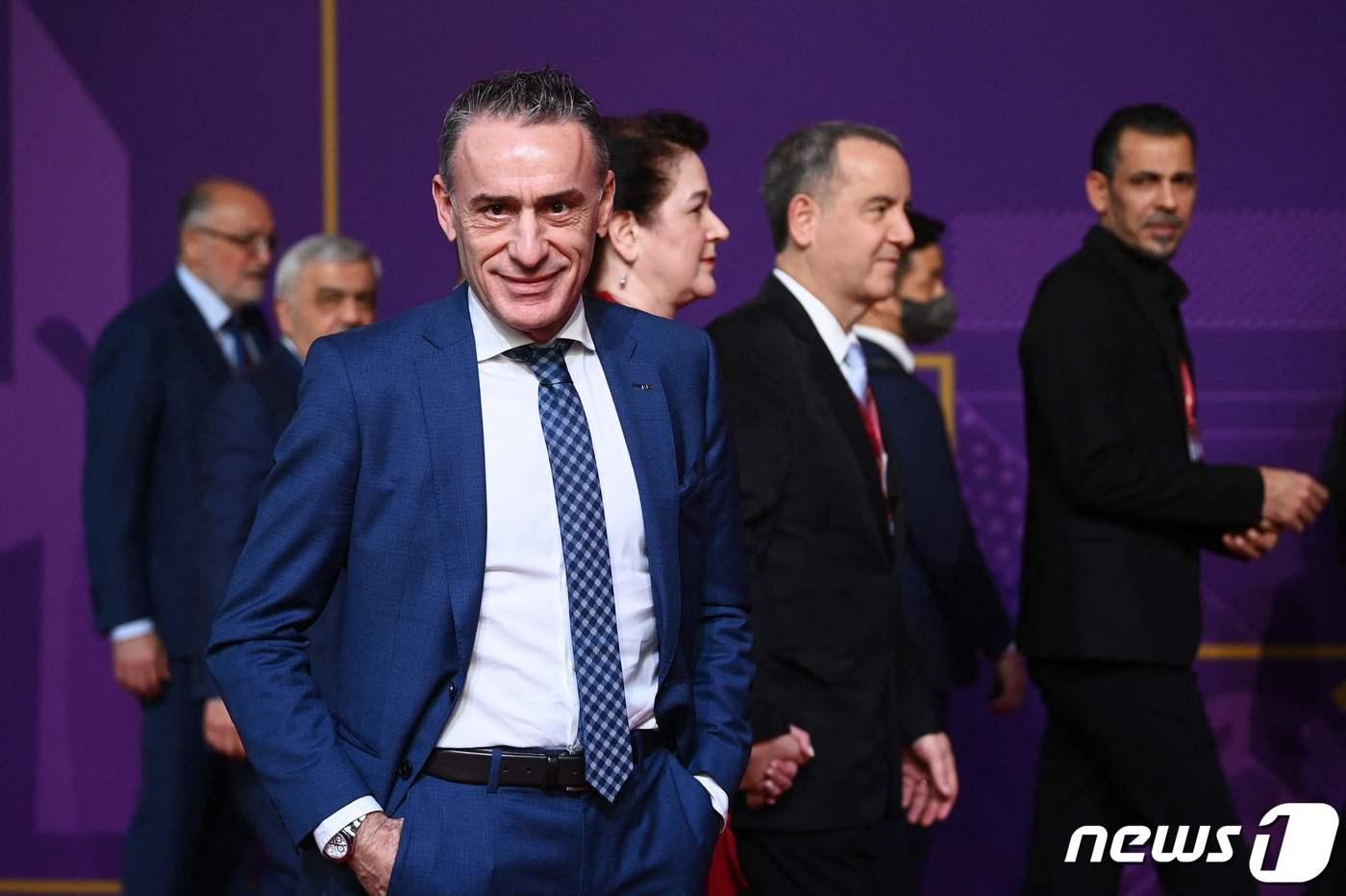 본문 이미지 - 2022 FIFA 카타르 월드컵 조 추첨에 참가한 파울루 벤투 감독. ⓒ AFP=뉴스1