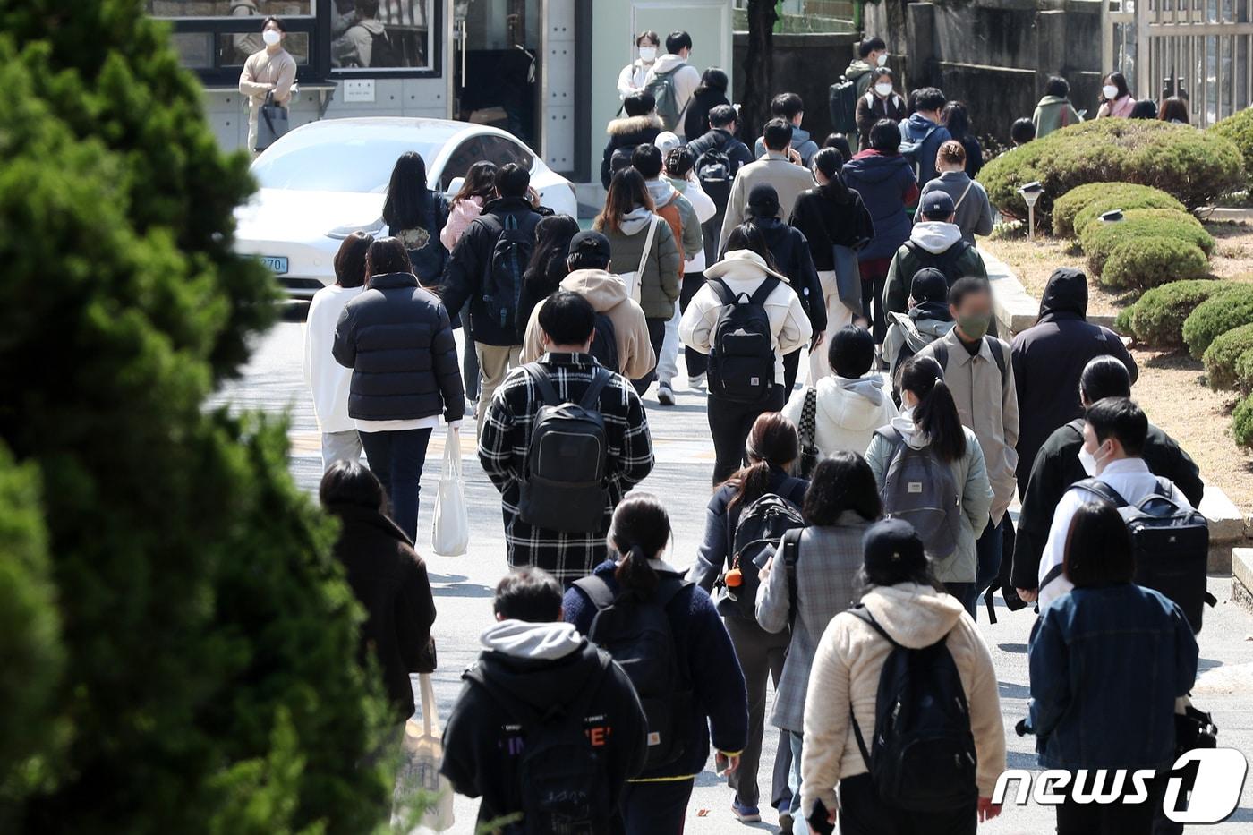 2일 오전 서울 동작구 성남고등학교에서 국가직 9급 공무원 필기시험을 치른 응시생들이 고사장을 나서고 있다. 2022.4.2/뉴스1 ⓒ News1 민경석 기자