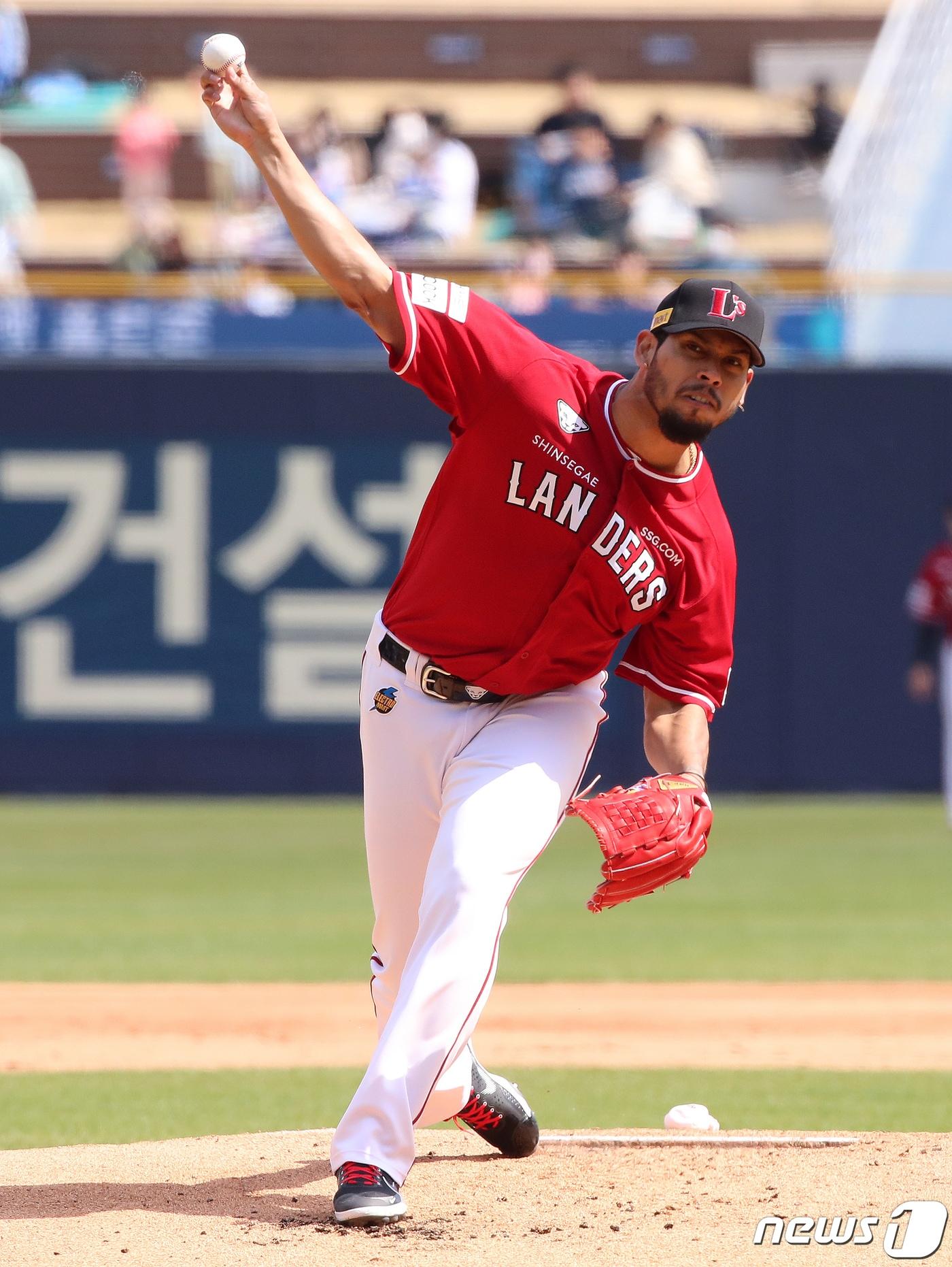 본문 이미지 - 2일 경남 창원NC파크에서 열린 2022 신한 SOL KBO리그 공식 개막전 SSG랜더스와 NC다이노스의 경기, SSG 선발 폰트가 힘차게 공을 던지고 있다. 3년만에 100% 관중을 받으며 뜨거운 열기 속에서 펼쳐지는 2022 KBO리그는 육성응원은 제한되지만 취식을 허용하며 단계적으로 코로나19 이전으로 돌아간다. 2022.4.2/뉴스1 ⓒ News1 김진환 기자