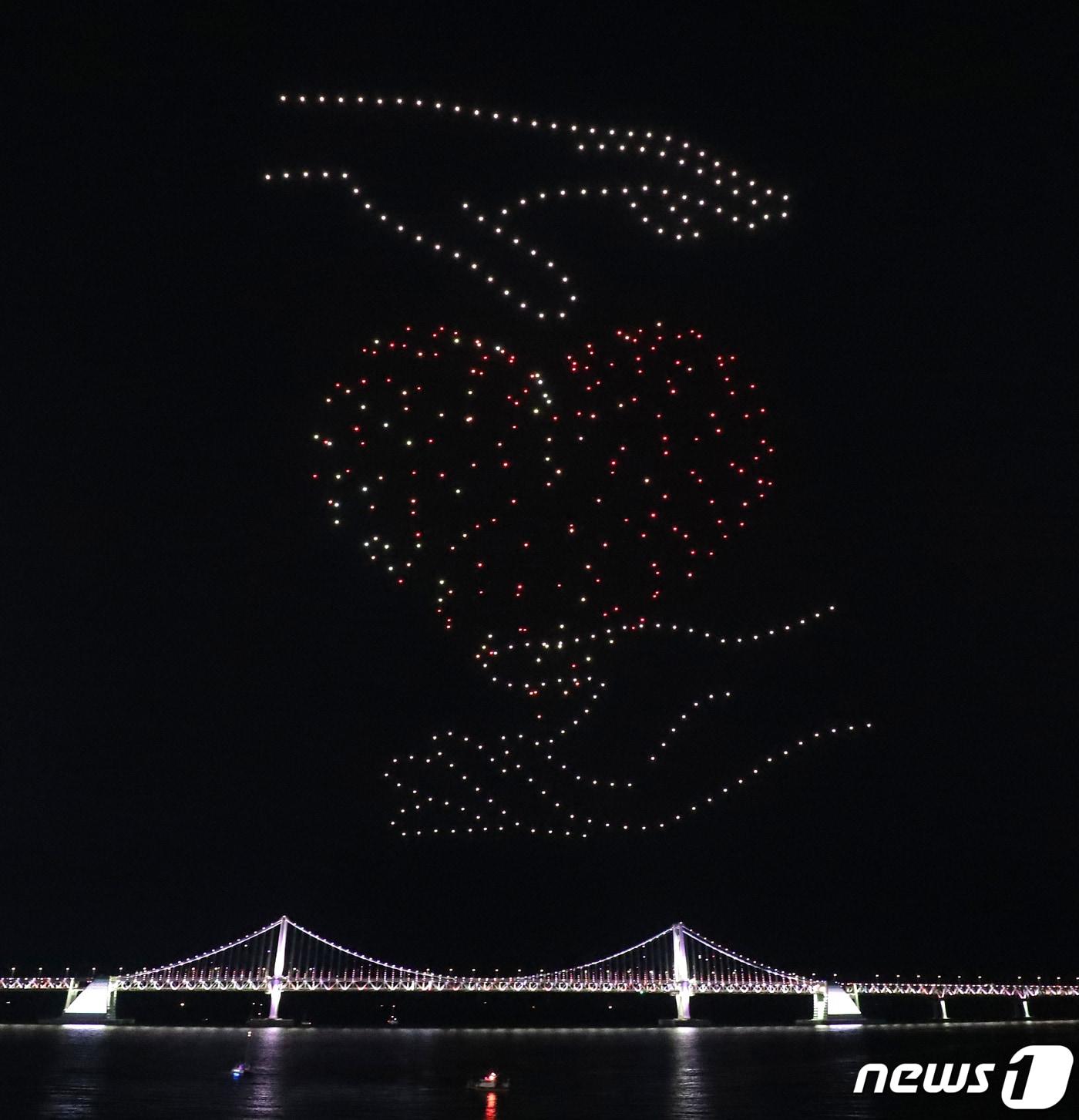 본문 이미지 - 부산 수영구 광안리해수욕장에서 최근 ‘광안리 M 드론 라이트쇼’가 펼쳐지고 있다. 이날 공연에는 500대의 드론이 밤하늘에 떠올라 우크라이나 전쟁 반대와 전 세계의 평화를 기원하는 메시지를 수놓았다. 2022.4.2/뉴스1 ⓒ News1 김영훈 기자