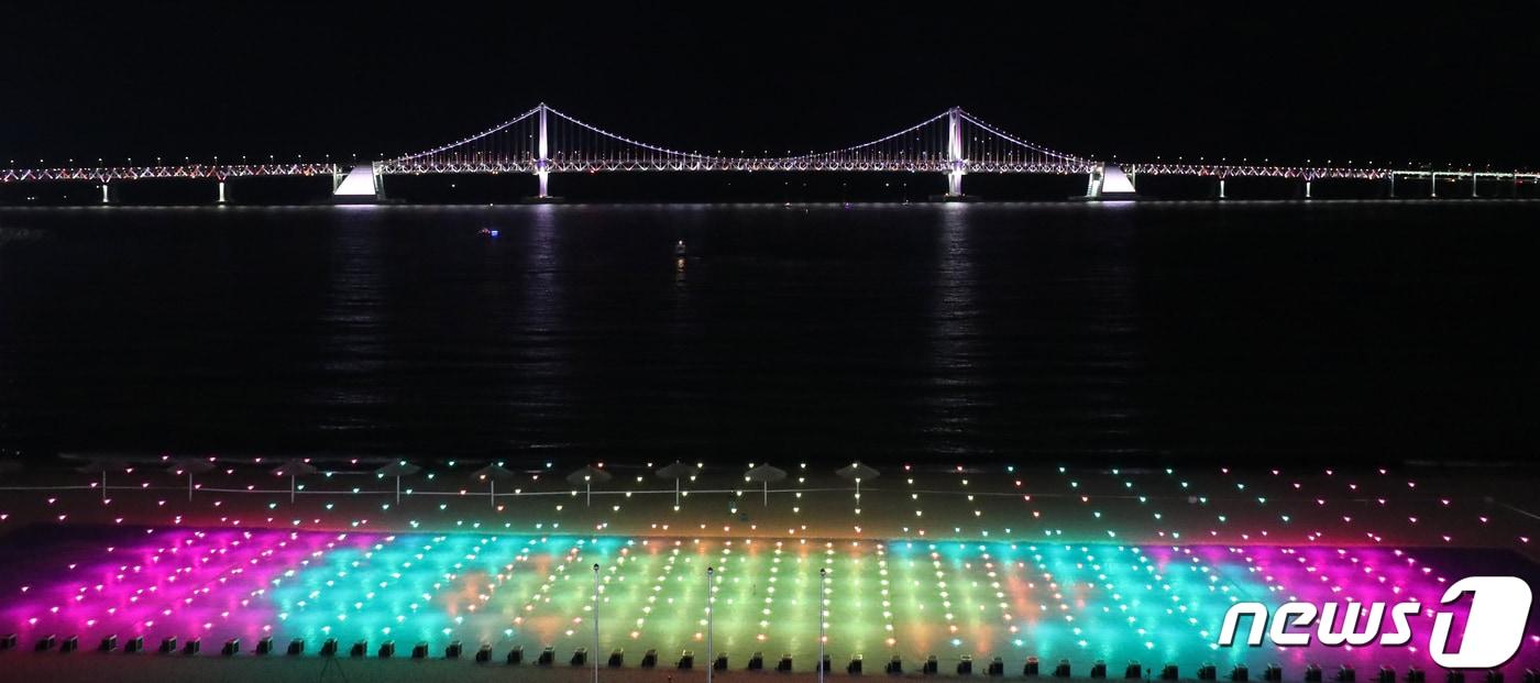  부산 수영구 광안리해수욕장에서 ‘광안리 M 드론 라이트쇼’가 펼쳐지고 있다. ⓒ News1 