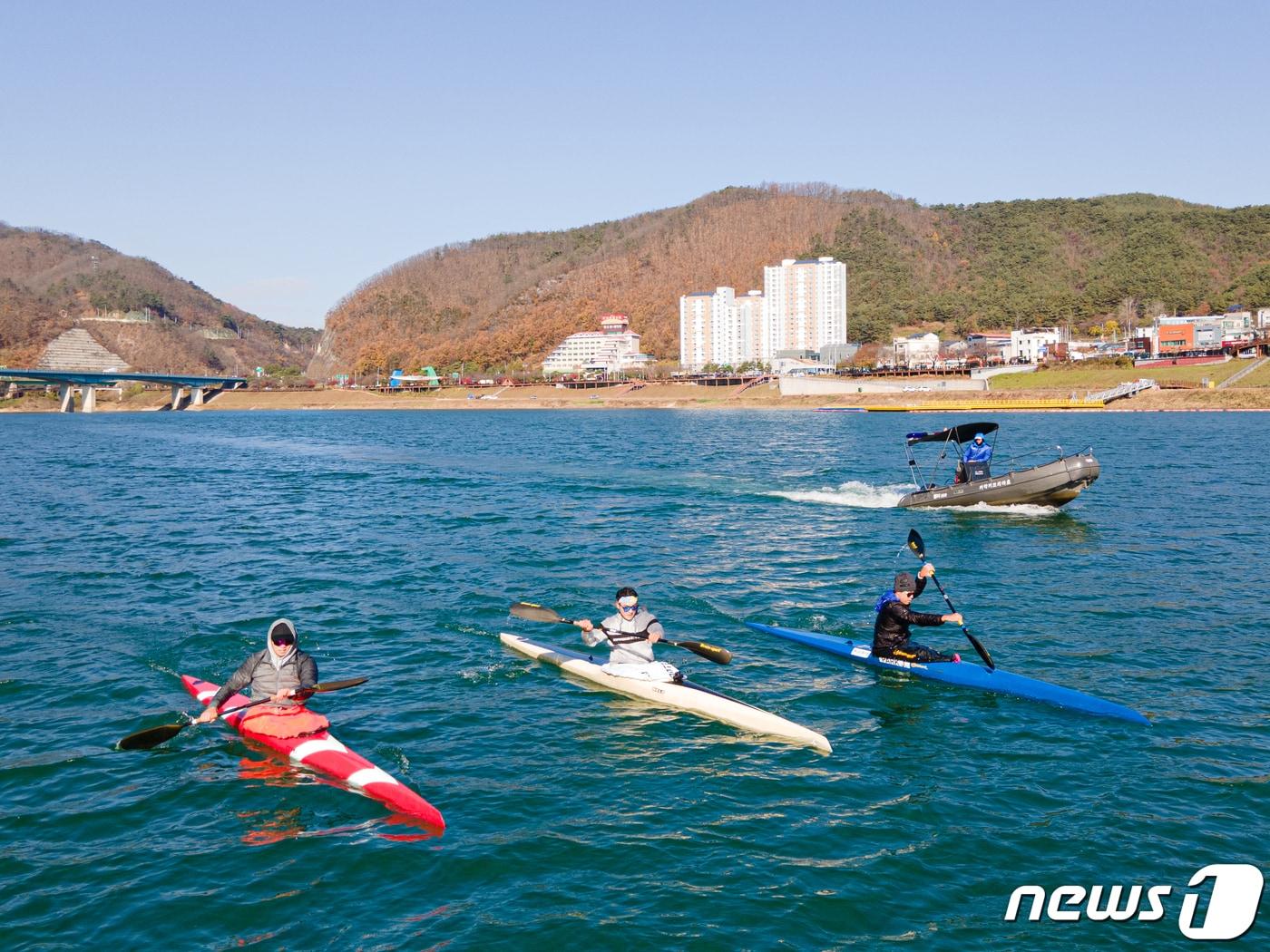 본문 이미지 - 지난해 카누국가대표팀이 단양군 상진리 단양강에서 훈련을 진행했다.(단양군 제공)ⓒ 뉴스1