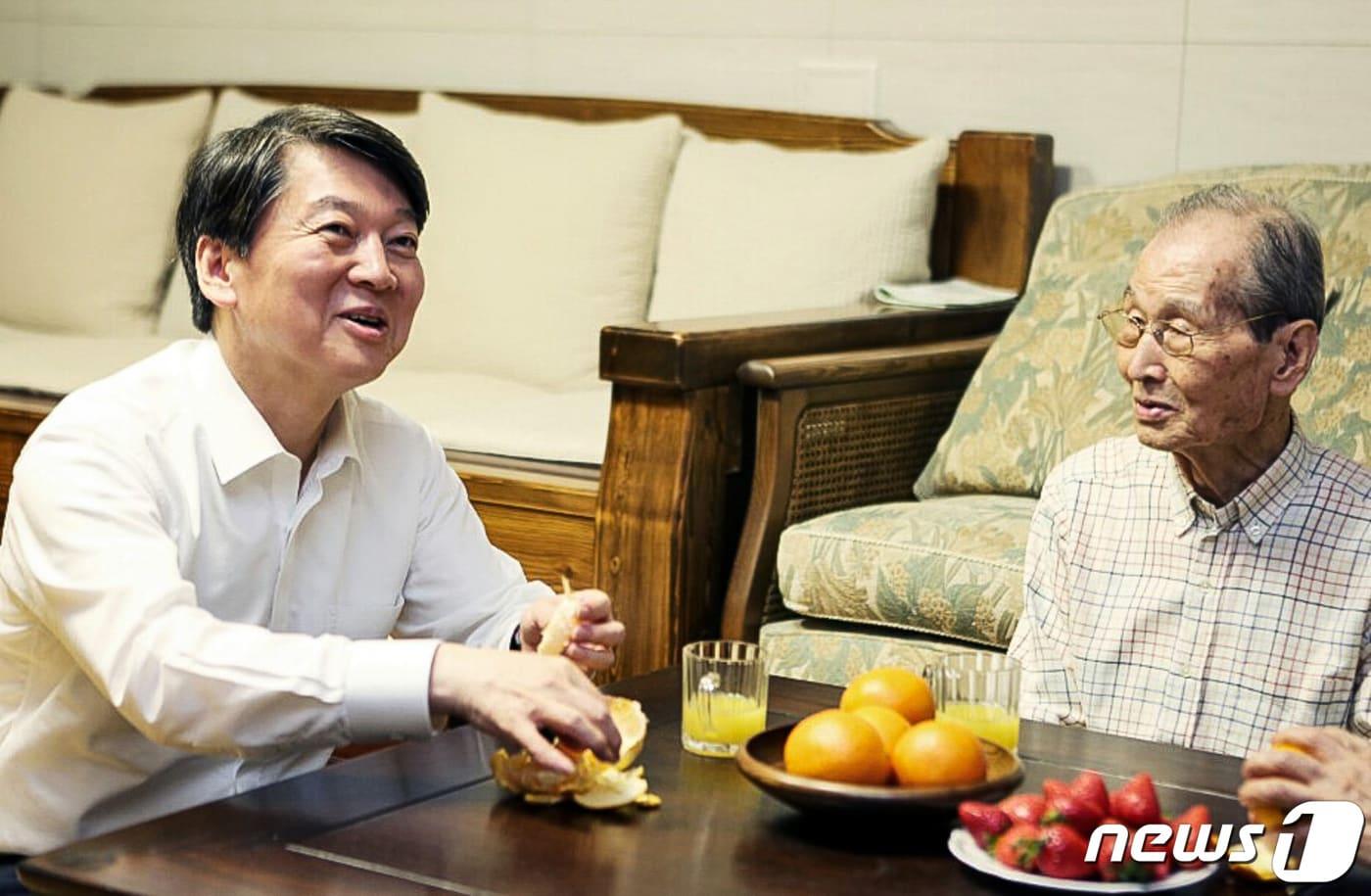 지난 2017년 4월 당시 안철수 국민의당 대선후보가 부산 수영구 본가를 찾아 부친 안영모 씨와 담소를 나누는 모습. (안철수 후보 캠프 제공) 2022.4.20/뉴스1 ⓒ News1 유승관 기자