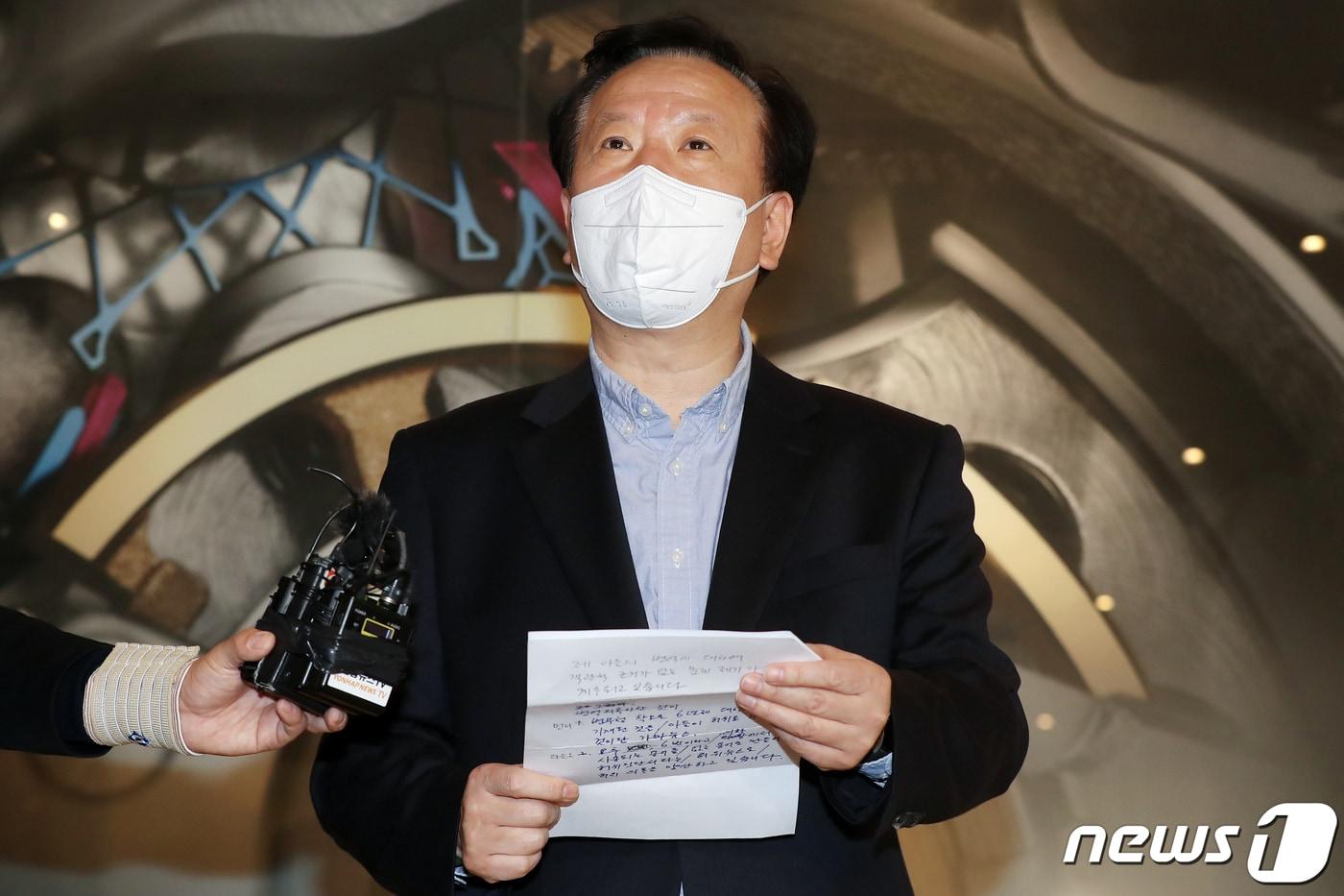 본문 이미지 - 정호영 보건복지부 장관 후보자가 20일 오전 서울 서대문구 국민연금공단 서울북부지역본부에 마련된 인사청문회 준비 사무실로 출근해 자녀의 입시 및 병역 의혹 관련 입장을 밝히고 있다. 2022.4.20/뉴스1 ⓒ News1 민경석 기자