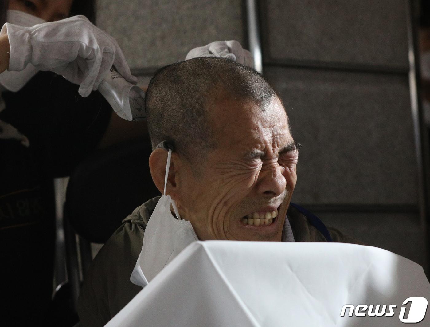 본문 이미지 - 전국장애인차별철폐연대(전장연) 회원들이 20일 오전 서울 경복궁역 3호선 승강장에서 기자회견을 갖고 대통령직 인수위원회의 장애인권리예산 확보를 촉구하며 삭발하고 있다.  2022.4.20/뉴스1 ⓒ News1 신웅수 기자