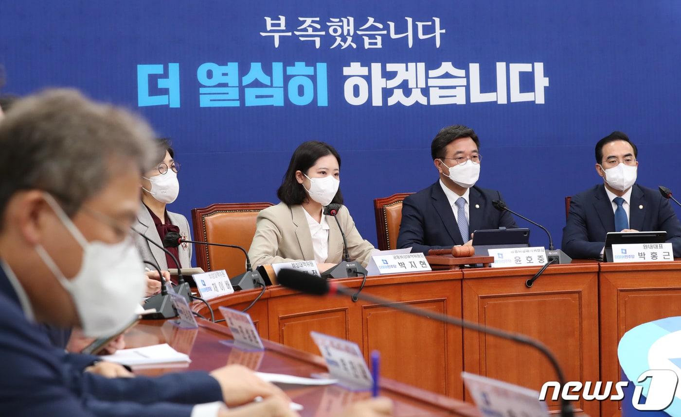 본문 이미지 - 박지현 더불어민주당 공동비상대책위원장이 20일 오전 서울 여의도 국회에서 열린 비상대책위원회의에서 모두발언을 하고 있다. (공동취재)2022.4.20/뉴스1 ⓒ News1 허경 기자
