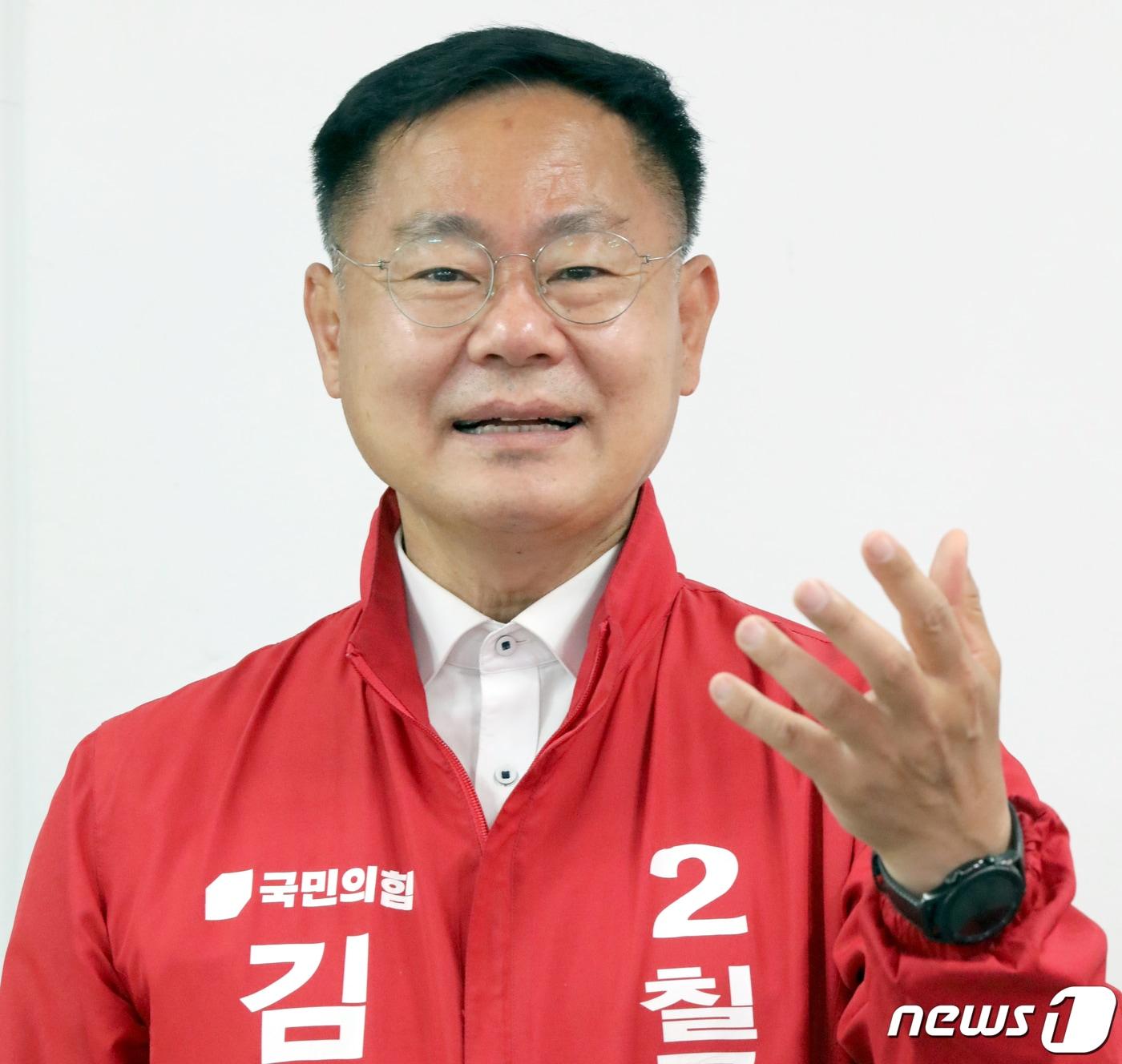 본문 이미지 - 뉴스1과 인터뷰를 하고 있는 김재욱 칠곡군수 예비후보. 2022.4.21/ⓒ 뉴스1