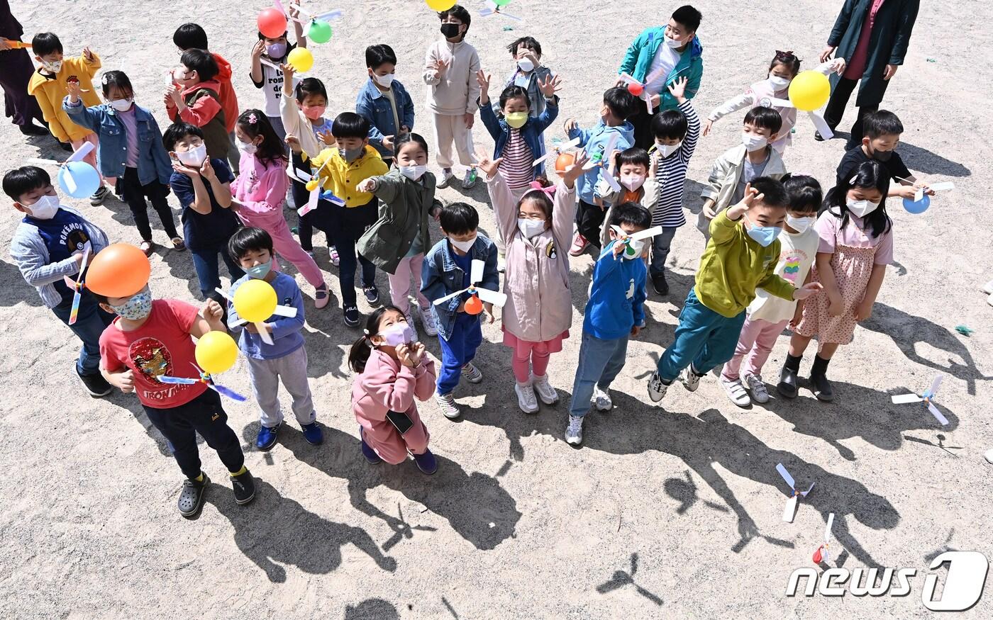 본문 이미지 - 20일 오전 경기 수원 영통구 효원초등학교에서 1학년 학생들이 풍선 헬리콥터를 날리고 있다. (공동취재) 2022.4.20/뉴스1 ⓒ News1 김영운 기자