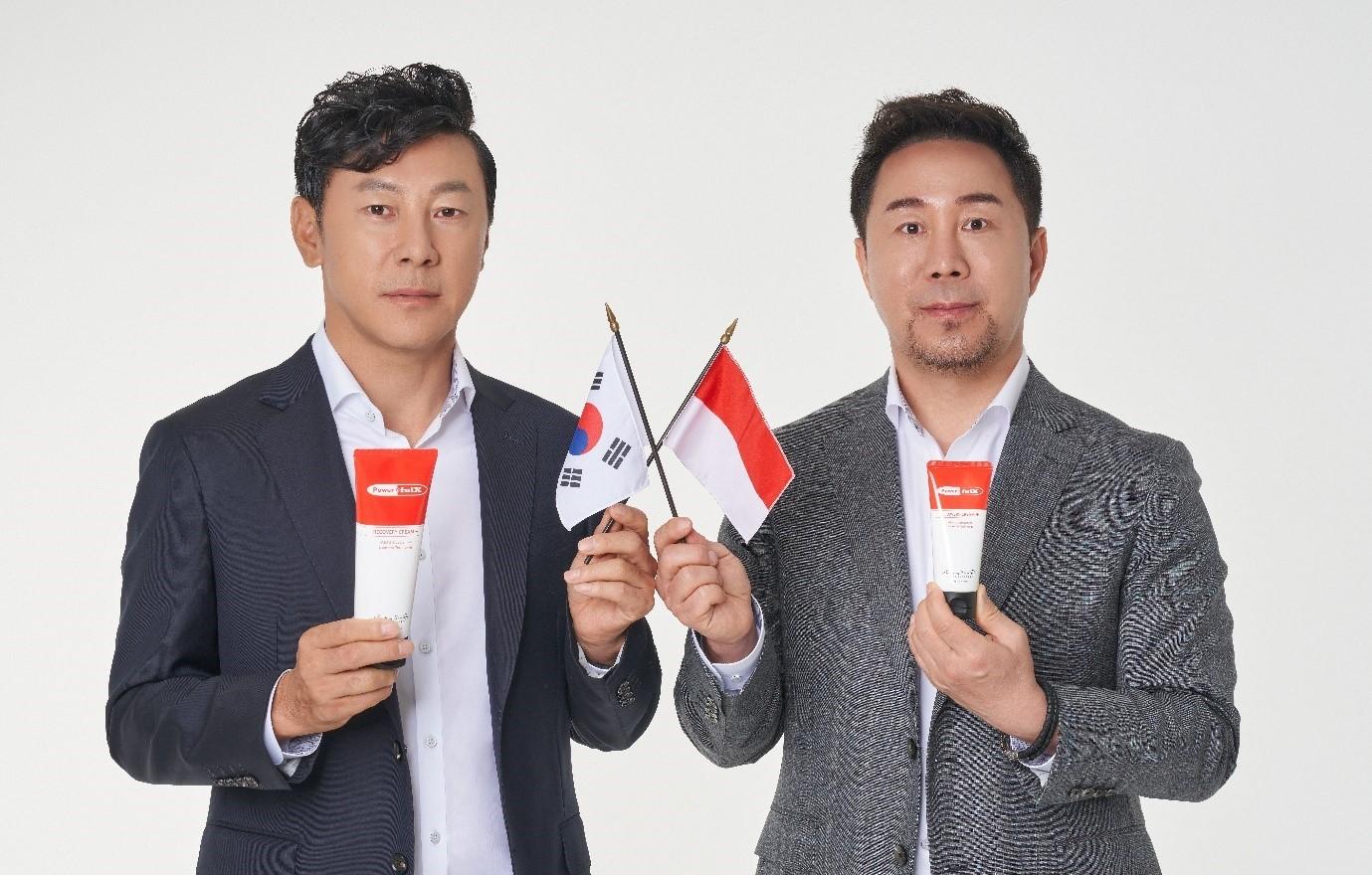 본문 이미지 - 신태용 인도네시아 축구대표팀 감독(좌)과 박인철 파워풀엑스 대표이사(우)ⓒ 뉴스1