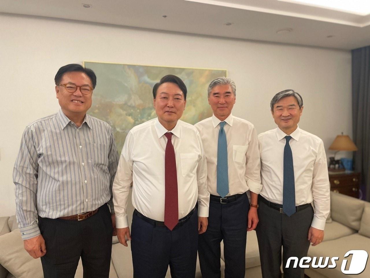 본문 이미지 - 윤석열 대통령 당선인과 성 김 미국 대북특별대표(오른쪽에서 두 번째)가 19일 서울 도곡동 정진석 국회부의장 자택에서 만찬을 함께 했다.. 왼쪽부터 정 부의장, 윤 당선인, 성 김 대표, 조태용 국민의힘 의원(윤석열 대통령 당선인 측 제공) ⓒ 뉴스1