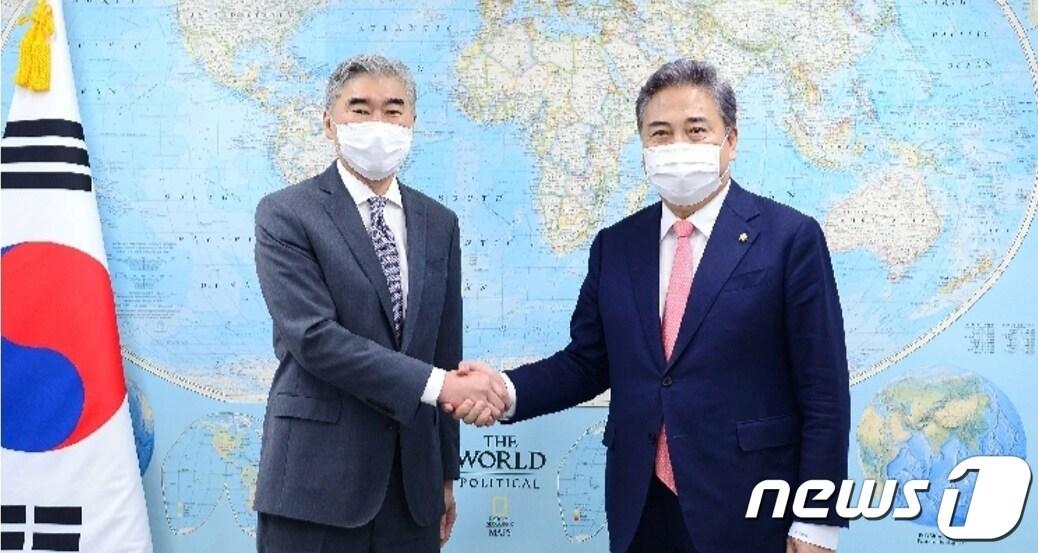 본문 이미지 -  박진 외교부 장관 후보자(오른쪽)과 성 김 미국 국무부 대북특별대표 (박진 의원실 제공)ⓒ 뉴스1