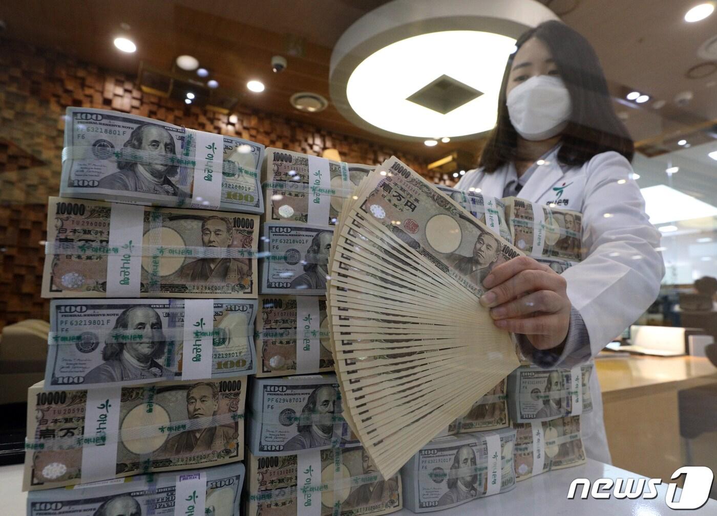 본문 이미지 - 20일 서울 중구 하나은행 위변조대응센터에서 직원이 달러화와 엔화를 정리하고 있다. 일본 엔화가 달러 대비 20년 만에 최저를 경신하며 밀렸다. 이날 오전 10시 40분 기준 달러/엔 환율(엔화 가치와 반대)은 0.29% 올라 129.27엔을 기록했다. 엔화 가치는 14거래일 연속 하락세를 이어가며 130엔을 향해 돌진하고 있다. 2022.4.20/뉴스1 ⓒ News1 신웅수 기자