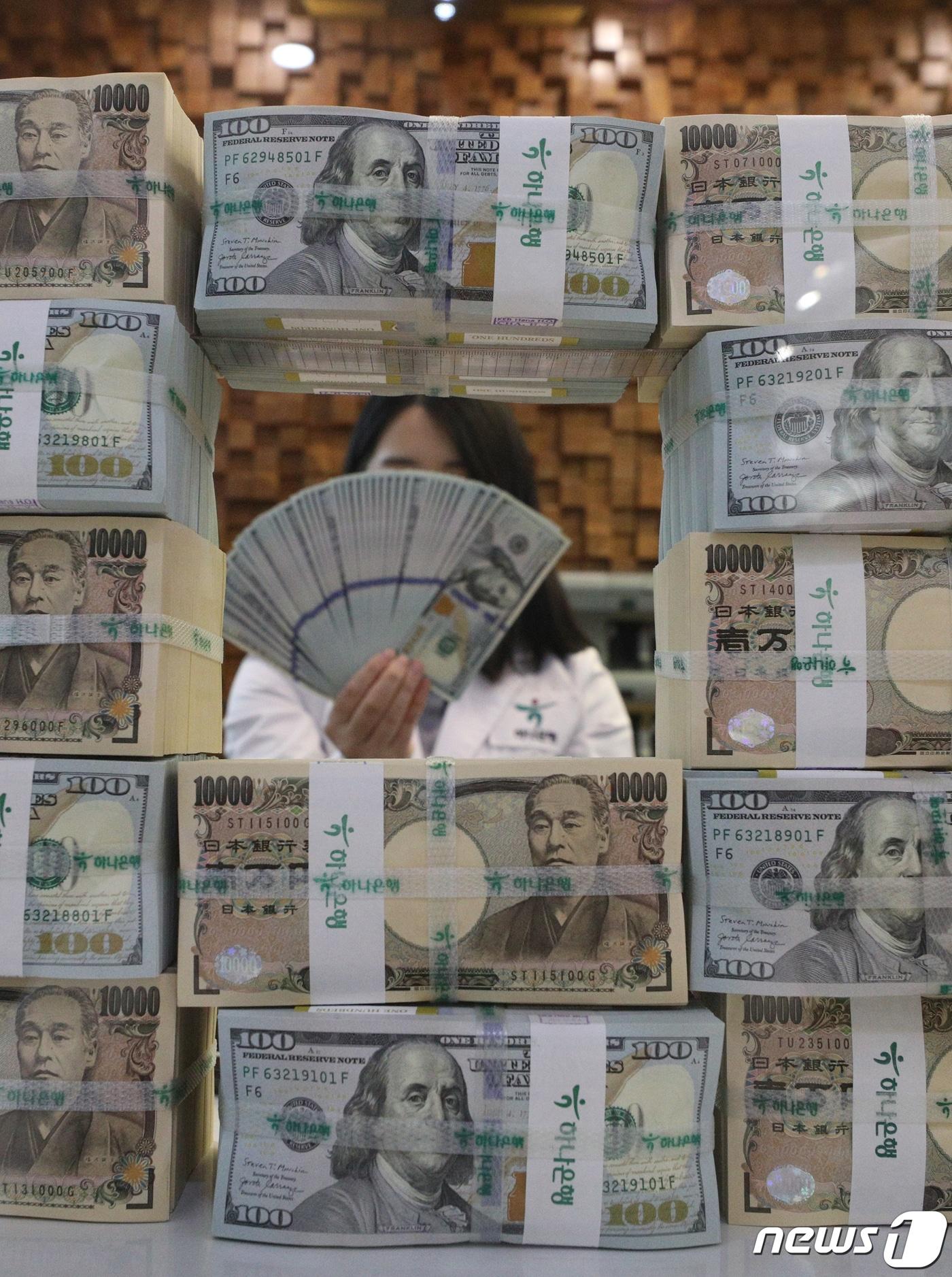 본문 이미지 - 서울 중구 하나은행 위변조대응센터에서 직원이 달러화와 엔화를 정리하고 있다. 2022.4.20/뉴스1 ⓒ News1 신웅수 기자
